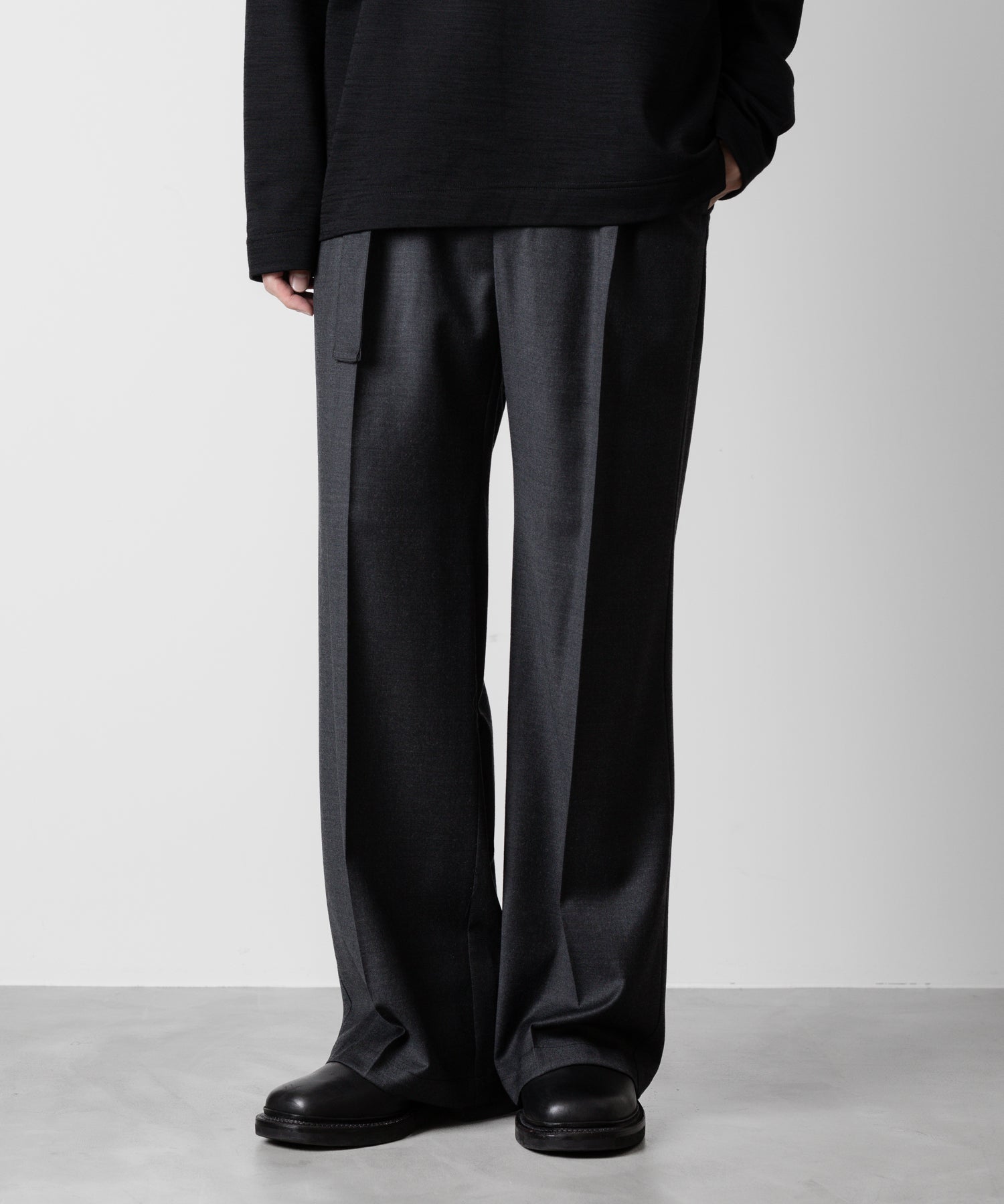 ATTACHMENT アタッチメントのWASHABLE WO/PE STRETCH SAXONY BELTED WIDE TROUSERS - D.GRAY 公式通販サイトsession福岡セレクトショップ