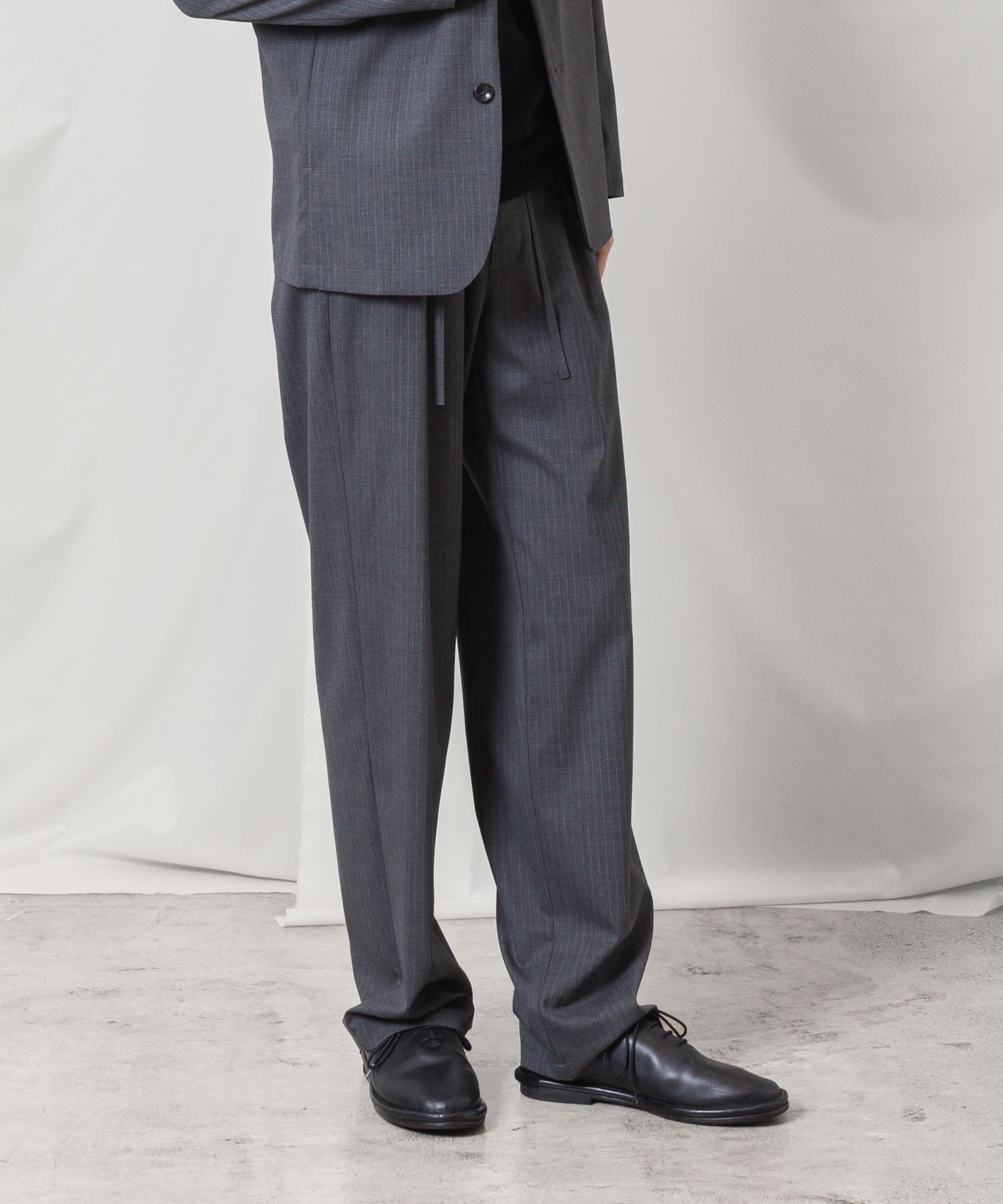 ATTACHMENT アタッチメントのT/W/SI STRETCH GABARDINE 1TUCK EASY TROUSERS - S.GRAYの公式通販サイトsession福岡セレクトショップ