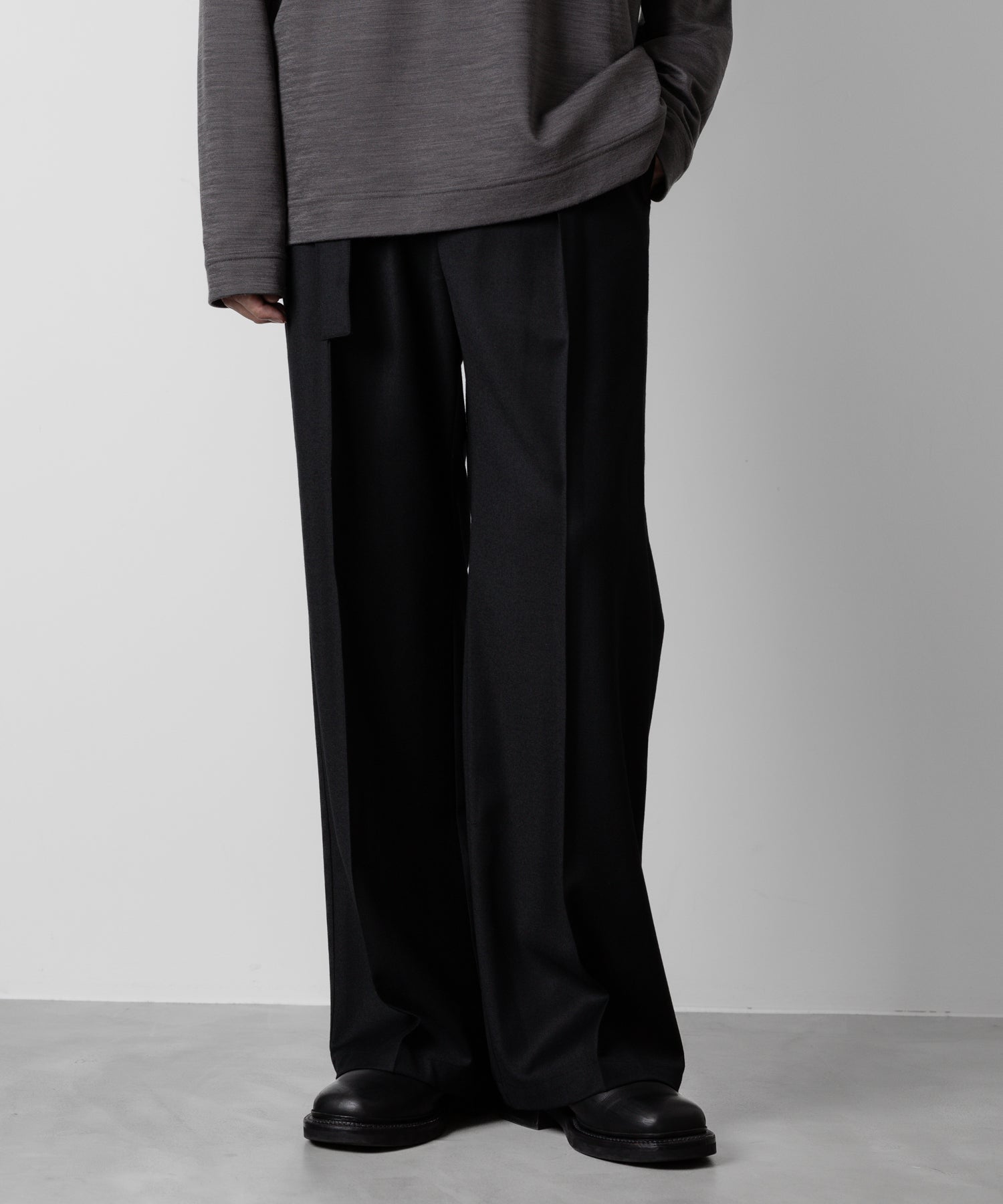 ATTACHMENT アタッチメントのWASHABLE WO/PE STRETCH SAXONY BELTED WIDE TROUSERS - BLACK 公式通販サイトsession福岡セレクトショップ