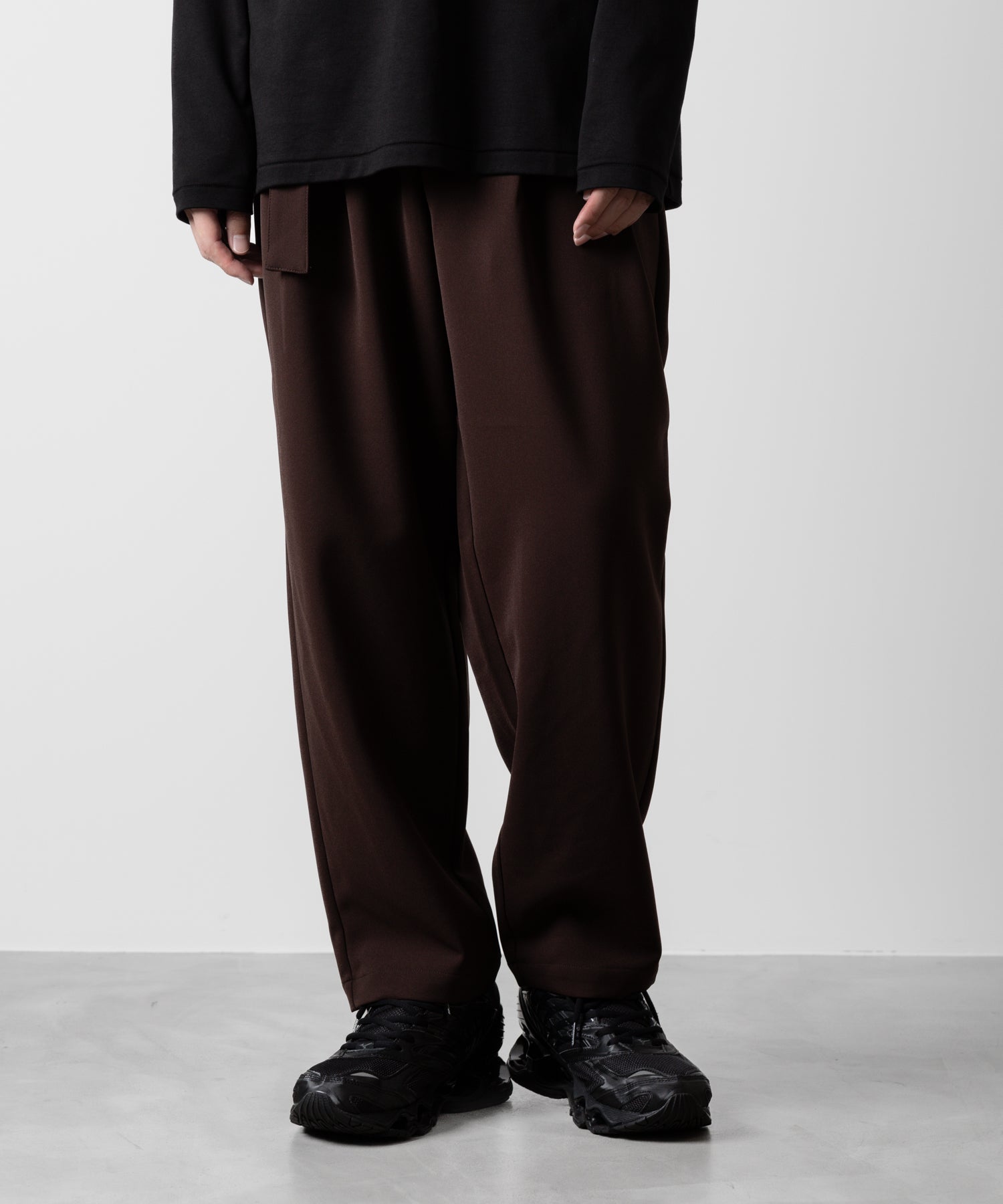 ATTACHMENT アタッチメントのPE STRETCH DOUBLE CLOTH BELTED TAPERED FIT TROUSERS - BROWN 公式通販サイトsession福岡セレクトショップ