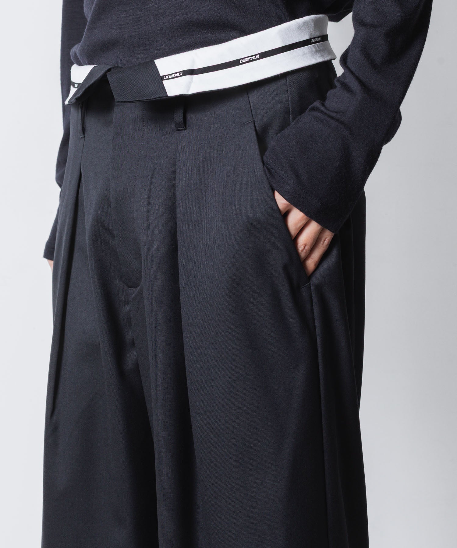 ATTACHMENT アタッチメントのT/W/SI STRETCH GABARDINE FLAP TROUSERS - D.NAVYの公式通販サイトsession福岡セレクトショップ