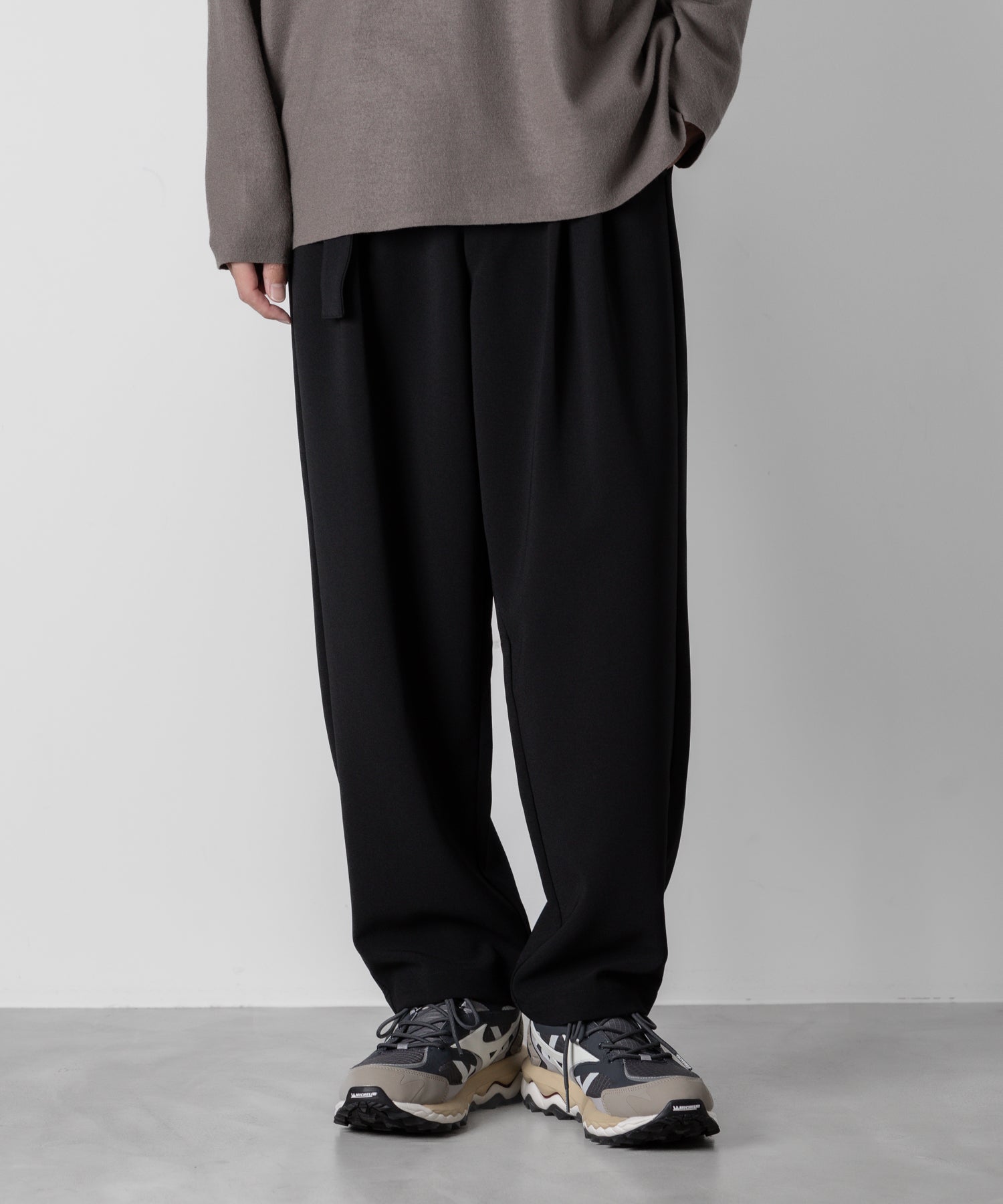 ATTACHMENT アタッチメントのPE STRETCH DOUBLE CLOTH BELTED TAPERED FIT TROUSERS - BLACK 公式通販サイトsession福岡セレクトショップ