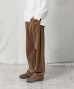 画像をギャラリービューアに読み込む, ATTACHMENT アタッチメントのFINX CO CORDUROY 1TUCK WIDE TROUSERS - CAMELの公式通販サイトsession福岡セレクトショップ
