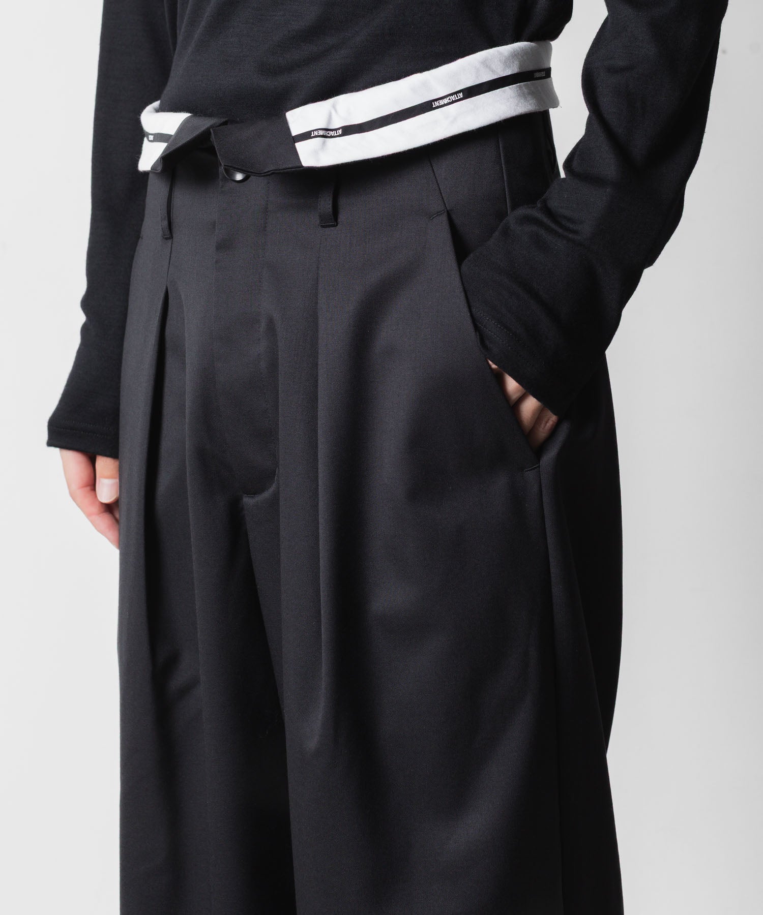 ATTACHMENT アタッチメントのT/W/SI STRETCH GABARDINE FLAP TROUSERS - BLACKの公式通販サイトsession福岡セレクトショップ