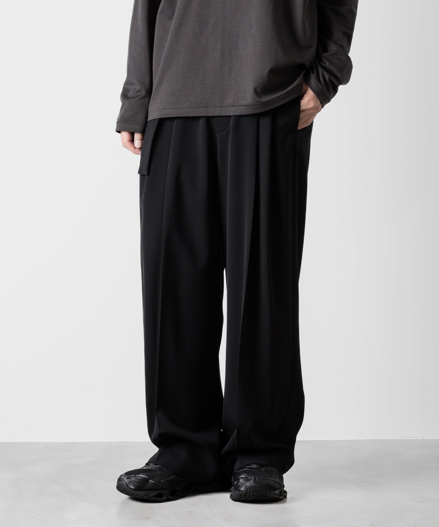 ATTACHMENT アタッチメントのSORIBIA TWILL BELTED WIDE TROUSERS-BLACKの公式通販サイトsession福岡セレクトショップ