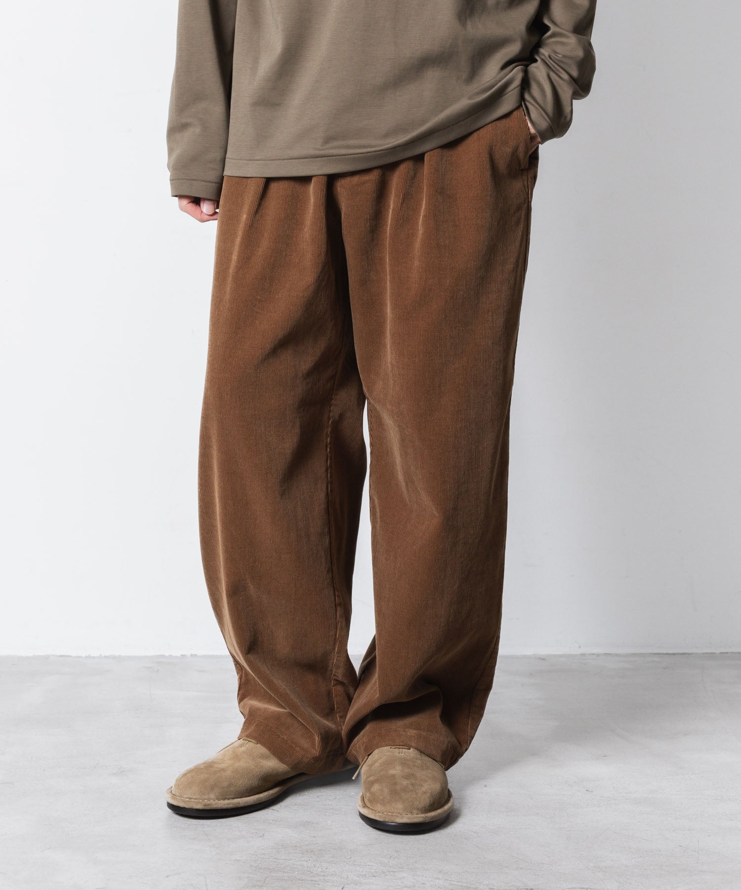 ATTACHMENT アタッチメントのFINX CO CORDUROY 1TUCK WIDE TROUSERS - CAMELの公式通販サイトsession福岡セレクトショップ