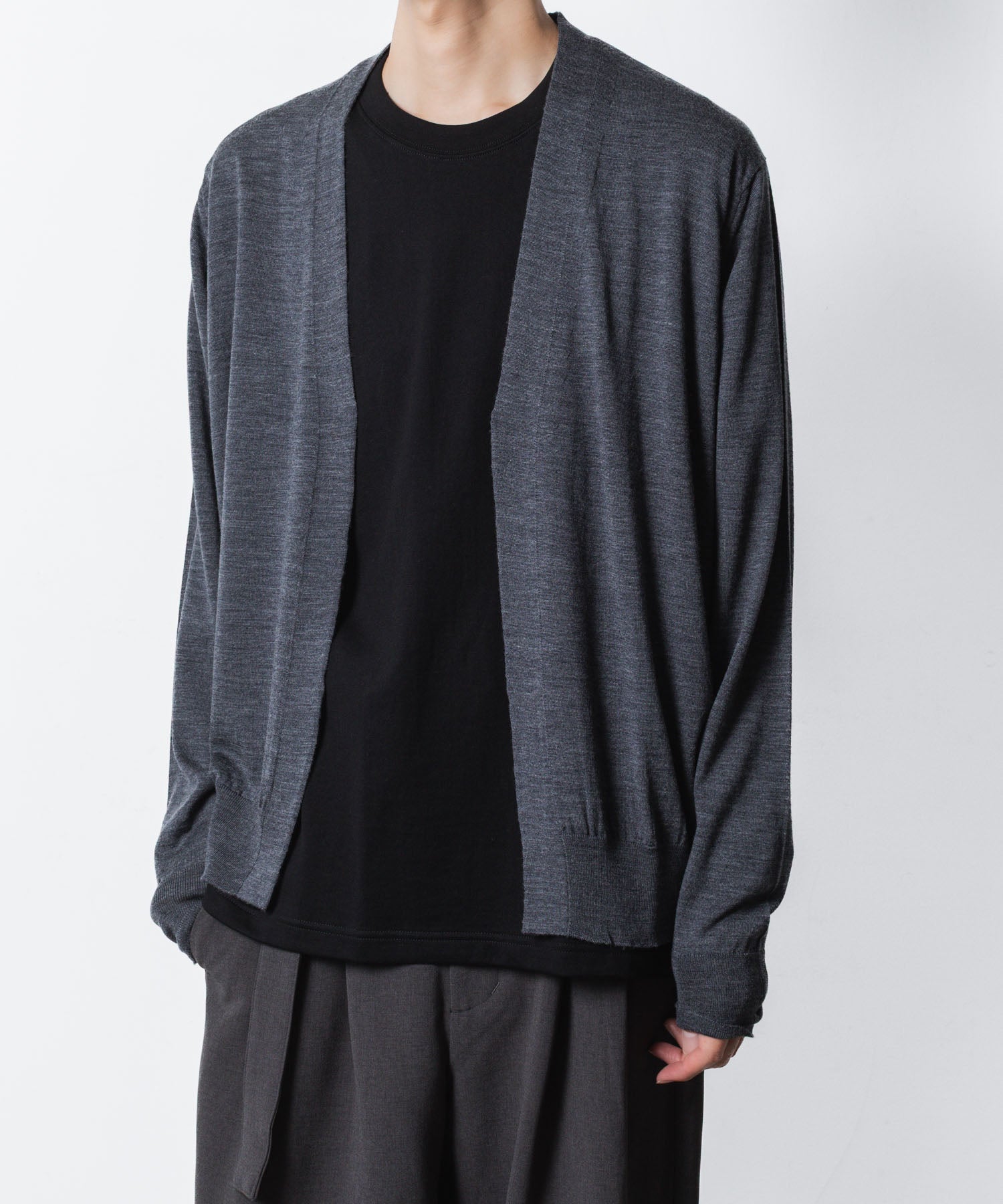 ATTACHMENT アタッチメント × JOHN SMEDLEYの× JOHN SMEDLEY MERINO EXTRAFINE BUTTONLESS V NECK CARDIGAN - D.GRAYの公式通販サイトsession福岡セレクトショップ