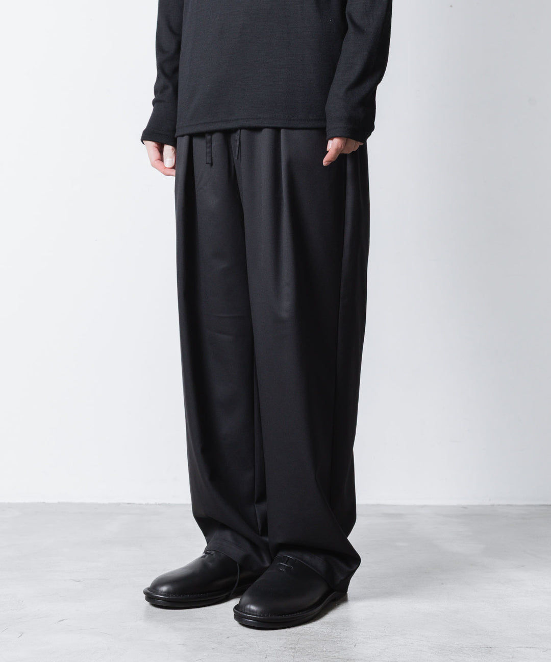 ATTACHMENT アタッチメントのT/W/SI STRETCH GABARDINE 1TUCK EASY TROUSERS - BLACKの公式通販サイトsession福岡セレクトショップ