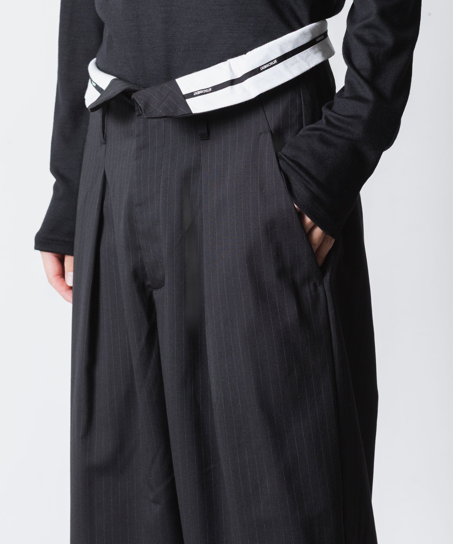 ATTACHMENT アタッチメントのT/W/SI STRETCH GABARDINE FLAP TROUSERS - S.BLACKの公式通販サイトsession福岡セレクトショップ