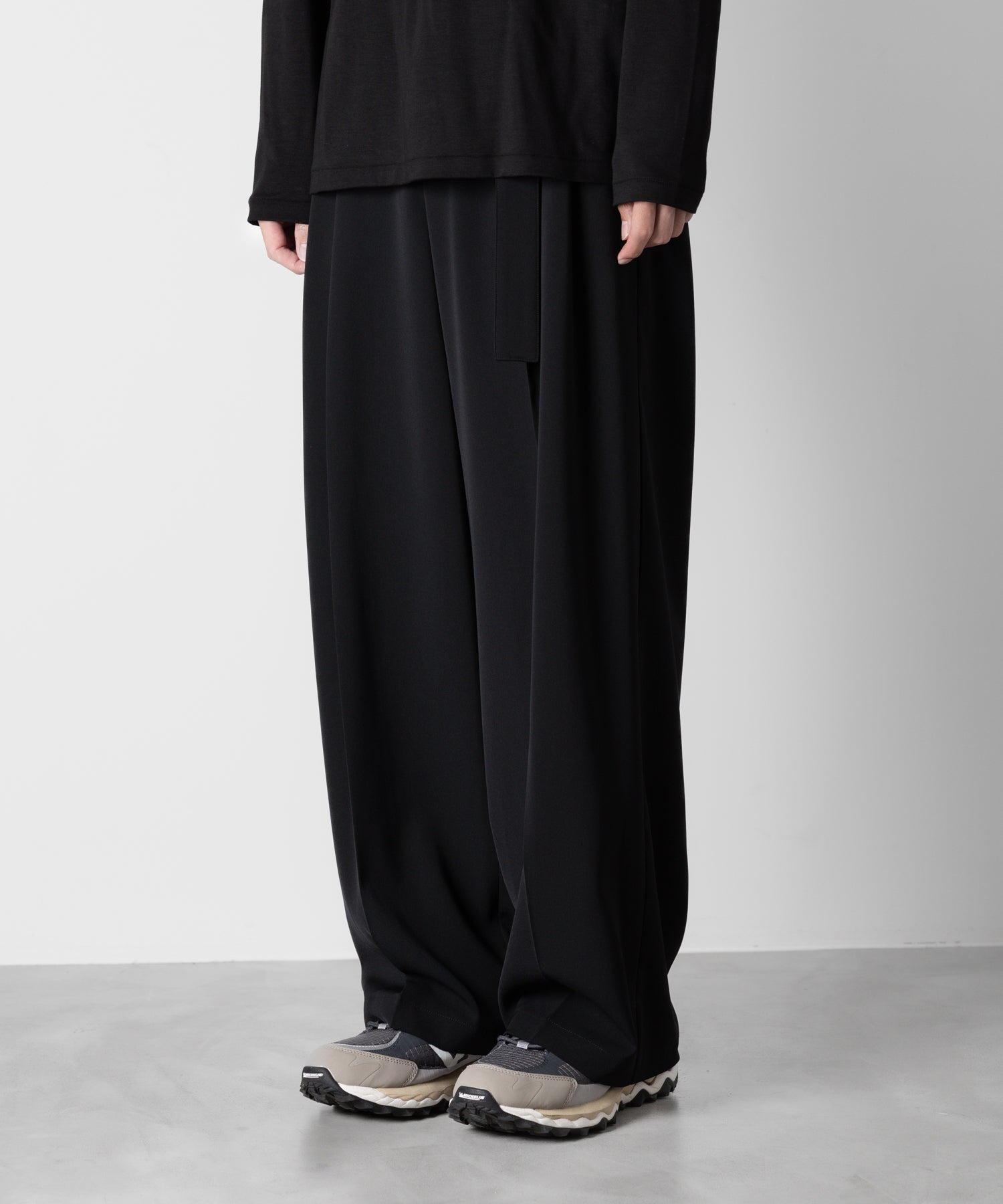 ATTACHMENT アタッチメントのSORIBIA TWILL BELTED WIDE TROUSERS-BLACKの公式通販サイトsession福岡セレクトショップ