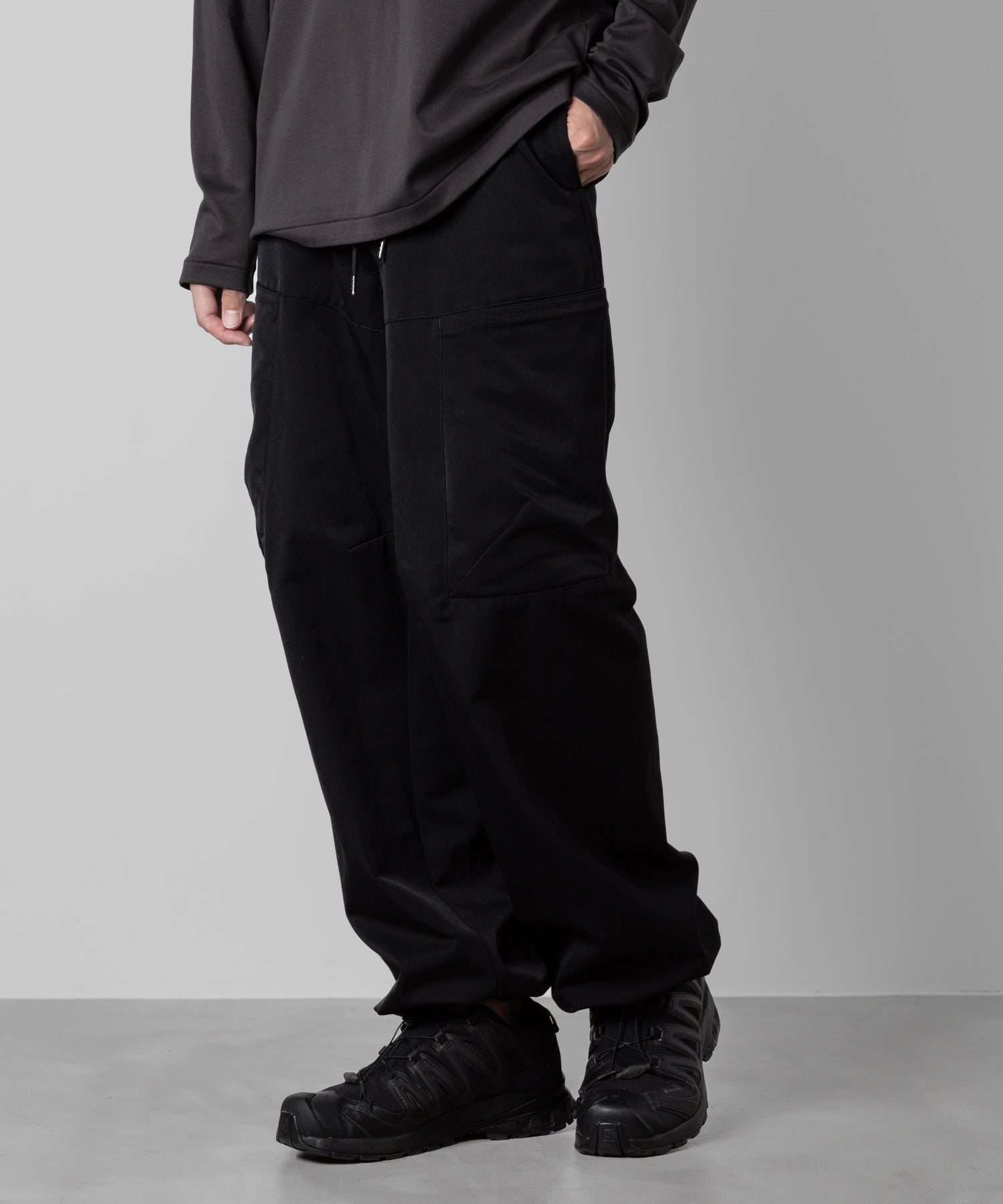 【ATTACHMENT】ATTACHMENT アタッチメントのNY/CO TWILL WIDE CARGO TROUSERS - BLACK 公式通販サイトsession福岡セレクトショップ