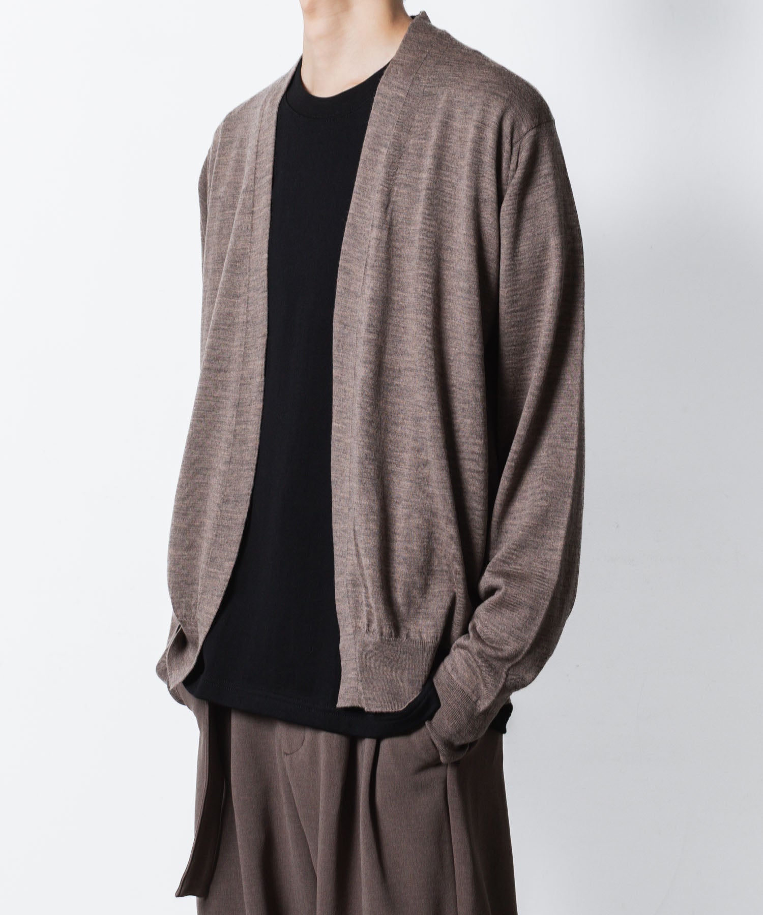 ATTACHMENT アタッチメント × JOHN SMEDLEYの× JOHN SMEDLEY MERINO EXTRAFINE BUTTONLESS V NECK CARDIGAN - D.CAMELの公式通販サイトsession福岡セレクトショップ