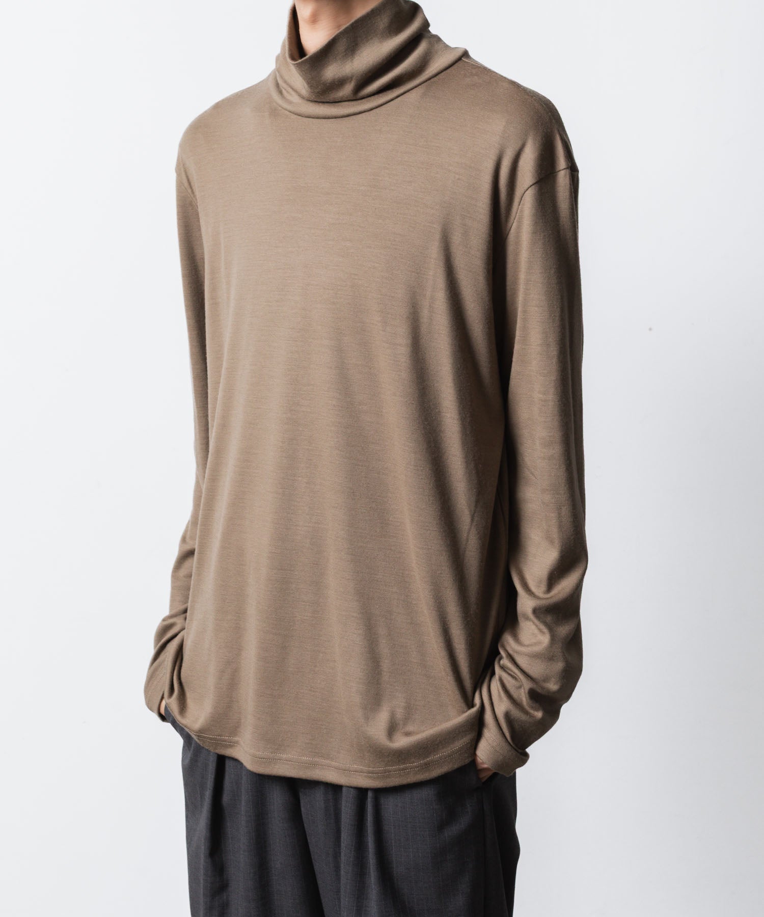 ATTACHMENT アタッチメントの1/60 WOOL SMOOTH HIGH NECK TURTLE L/S TEE - CAMELの公式通販サイトsession福岡セレクトショップ