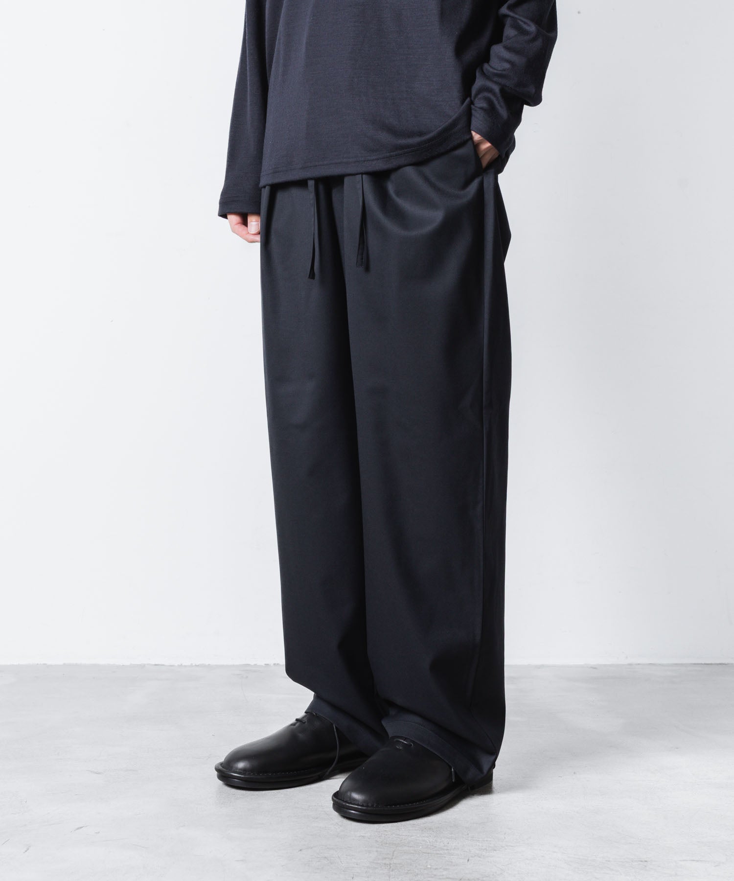 ATTACHMENT アタッチメントのT/W/SI STRETCH GABARDINE 1TUCK EASY TROUSERS - D.NAVYの公式通販サイトsession福岡セレクトショップ