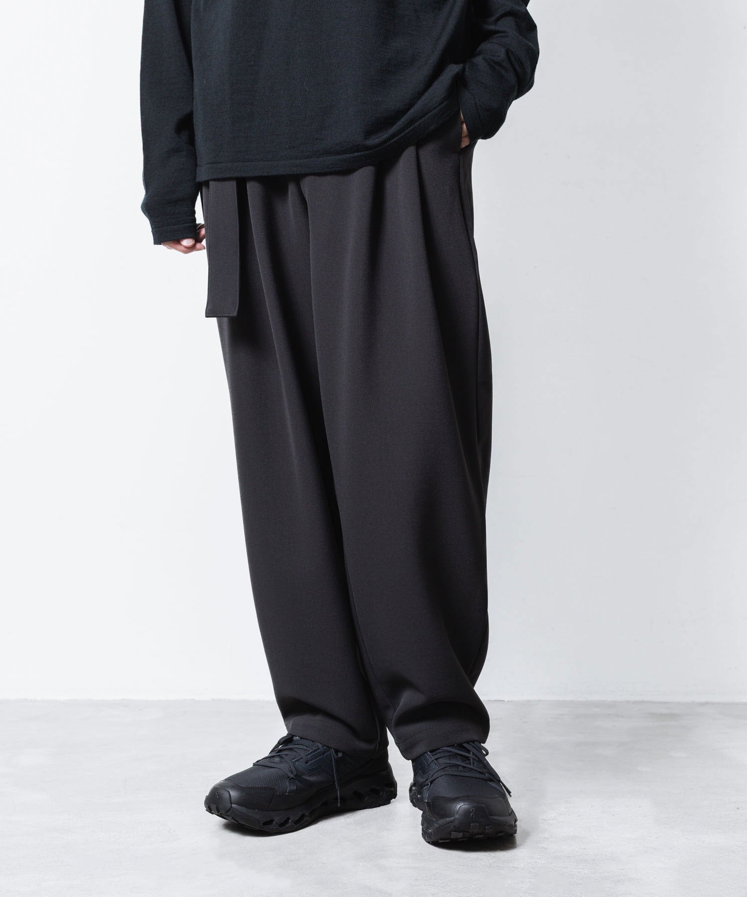 ATTACHMENT アタッチメントのPE STRETCH DOUBLE CLOTH BELTED WIDE TAPERD TROUSERS - D.GRAYの公式通販サイトsession福岡セレクトショップ