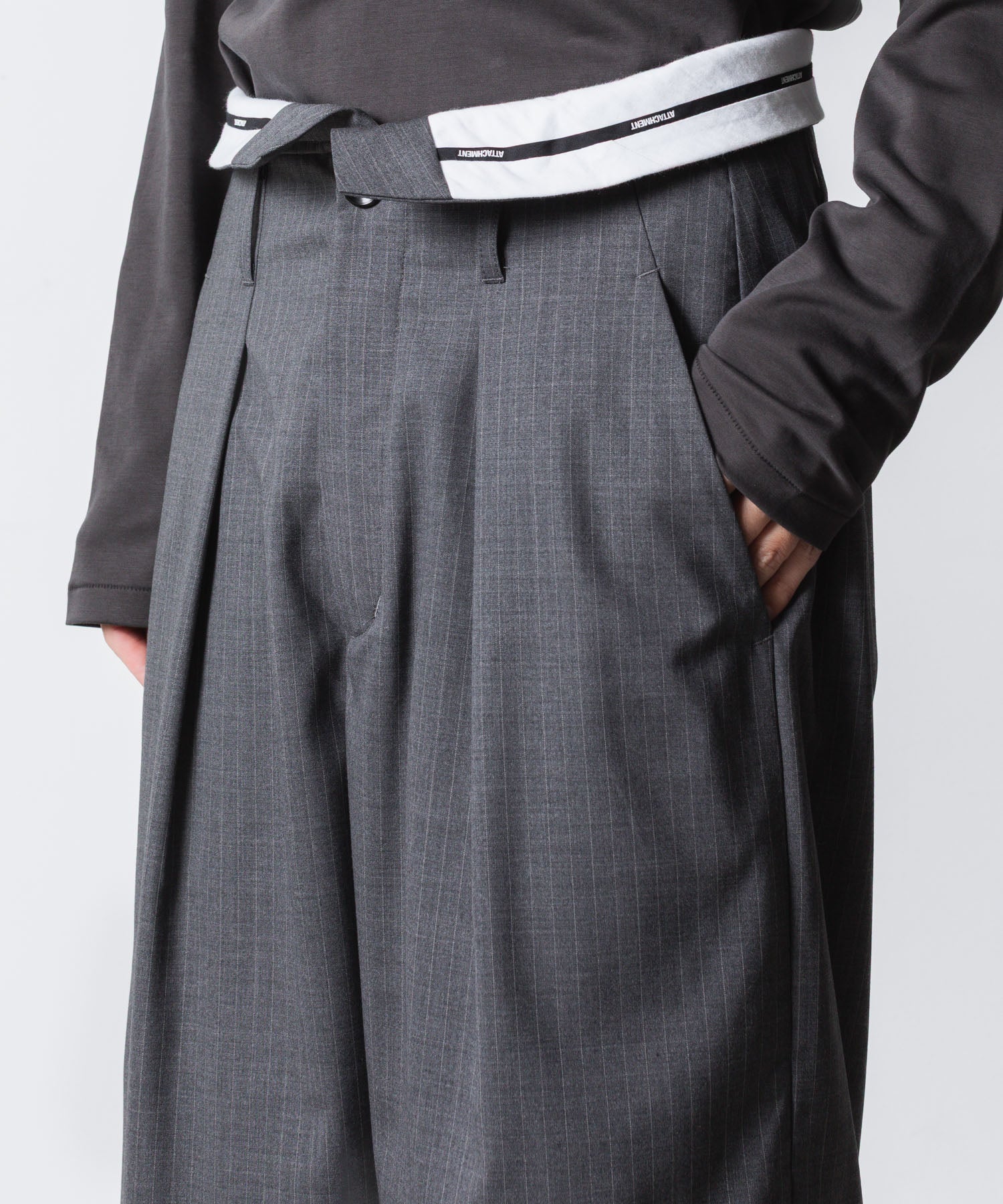 ATTACHMENT アタッチメントのT/W/SI STRETCH GABARDINE FLAP TROUSERS - S.GRAYの公式通販サイトsession福岡セレクトショップ