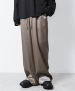 画像をギャラリービューアに読み込む, VEIN ヴェインのRY PIGMENT PRINT SATIN EASY WIDE TROUSERS - KHAKI GRAYの公式通販サイトsession福岡セレクトショップ
