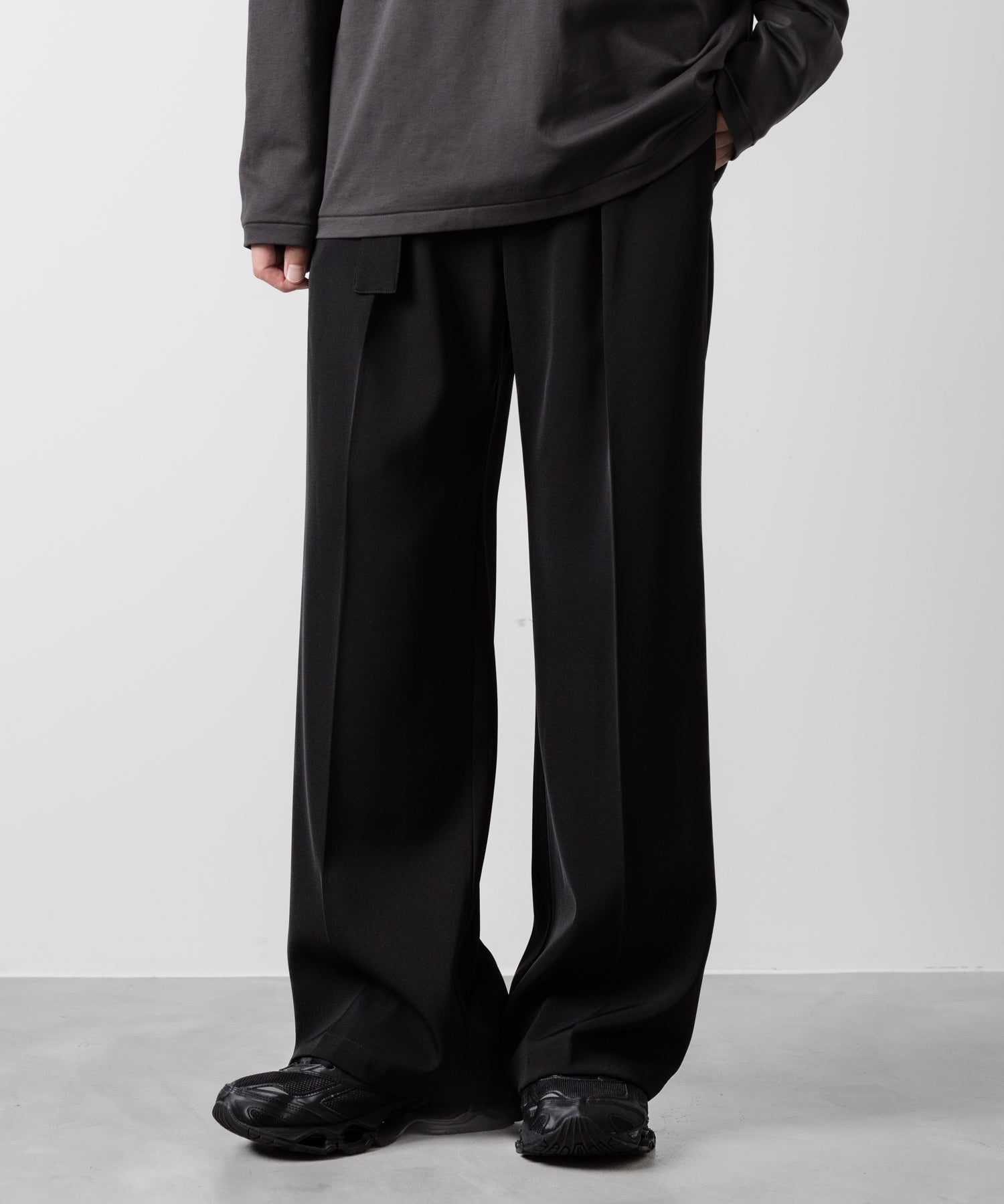 ATTACHMENT アタッチメントのPE STRETCH TWILL BELTED WIDE FIT TROUSERS - BLACKの公式通販サイトsession福岡セレクトショップ