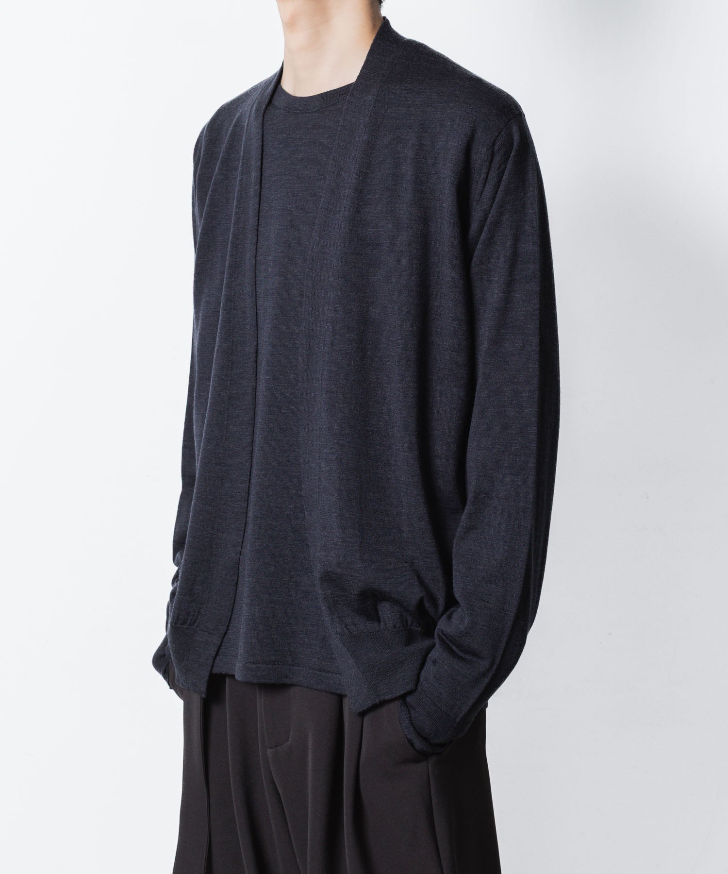 ATTACHMENT アタッチメント × JOHN SMEDLEYの× JOHN SMEDLEY MERINO EXTRAFINE BUTTONLESS V NECK CARDIGAN - D.NAVYの公式通販サイトsession福岡セレクトショップ
