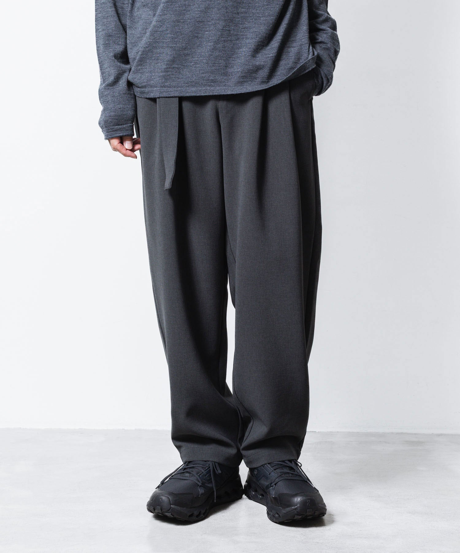 ATTACHMENT アタッチメントのPE STRETCH DOUBLE CLOTH BELTED WIDE TAPERD TROUSERS - X.GRAYの公式通販サイトsession福岡セレクトショップ