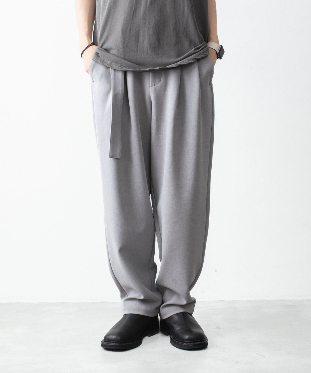 【 ATTACHMENT 】PE STRETCH DOUBLE CLOTH BELTED WIDE TAPERED TROUSERS - L.GRAY