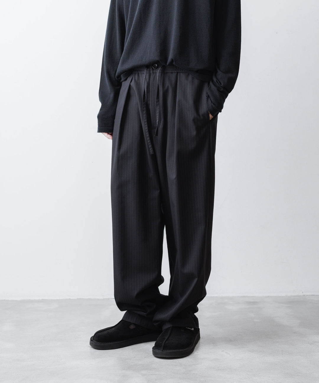 ATTACHMENT アタッチメントのT/W/SI STRETCH GABARDINE 1TUCK EASY TROUSERS - S.BLACKの公式通販サイトsession福岡セレクトショップ