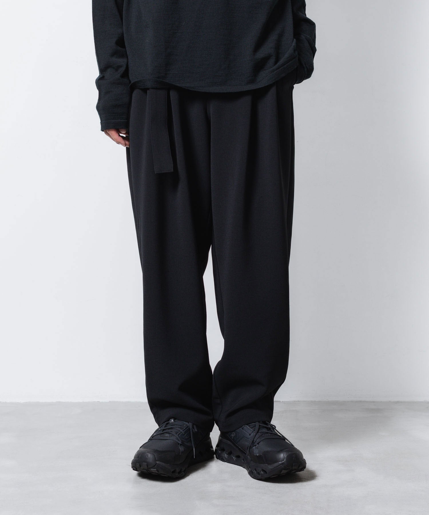 ATTACHMENT アタッチメントのPE STRETCH DOUBLE CLOTH BELTED WIDE TAPERD TROUSERS - BLACKの公式通販サイトsession福岡セレクトショップ