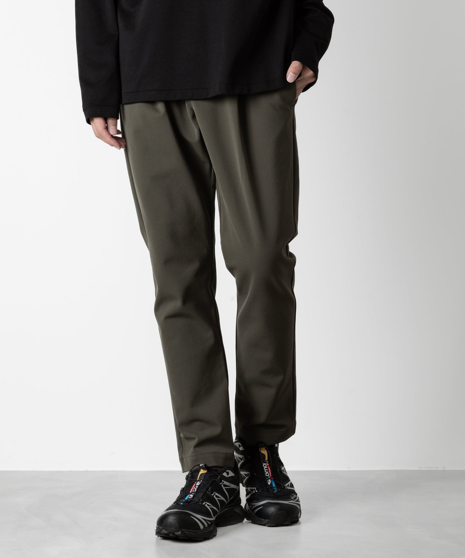 ATTACHMENT アタッチメントの別注SOLOTEX DOUBLE CLOTH REGULAR FIT EASY TROUSERS - KHAKIの公式通販サイトsession福岡セレクトショップ
