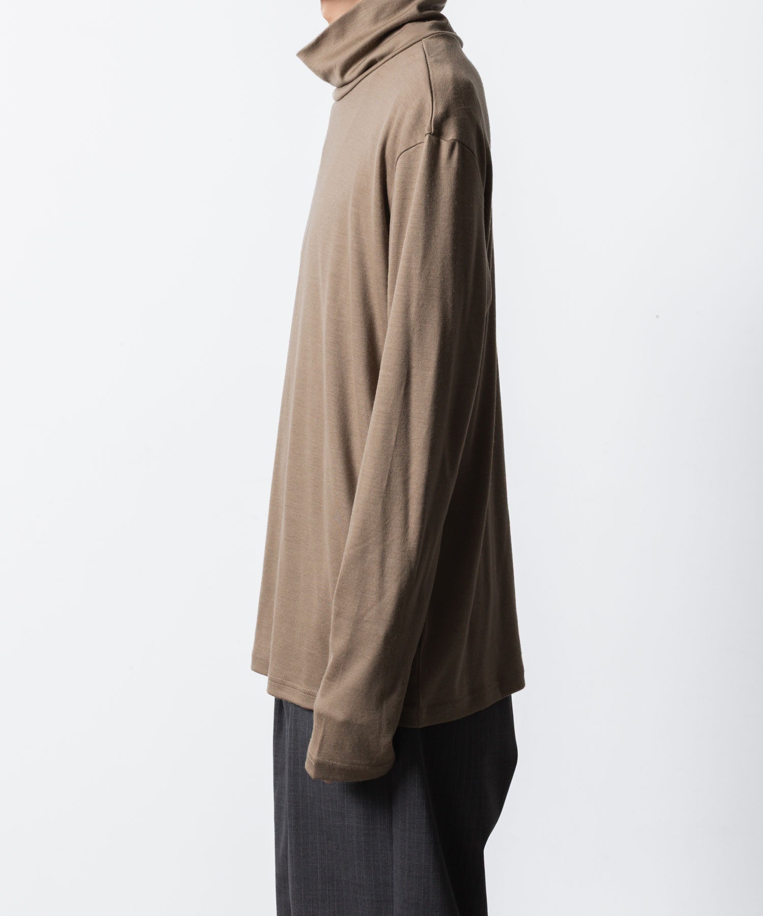 ATTACHMENT アタッチメントの1/60 WOOL SMOOTH HIGH NECK TURTLE L/S TEE - CAMELの公式通販サイトsession福岡セレクトショップ