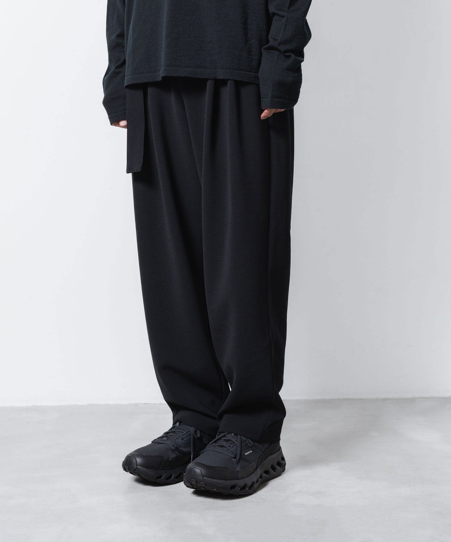 ATTACHMENT アタッチメントのPE STRETCH DOUBLE CLOTH BELTED WIDE TAPERD TROUSERS - BLACKの公式通販サイトsession福岡セレクトショップ