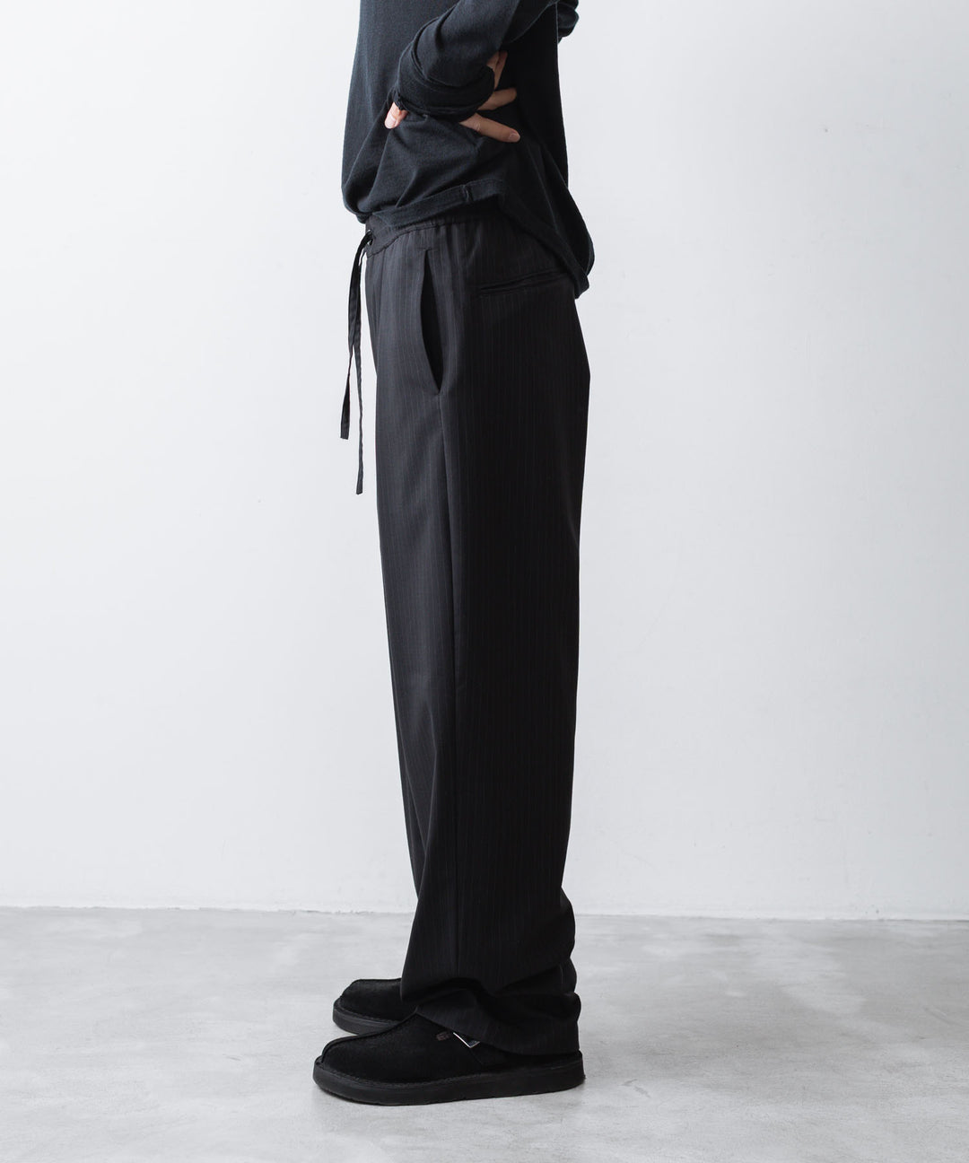 ATTACHMENT アタッチメントのT/W/SI STRETCH GABARDINE 1TUCK EASY TROUSERS - S.BLACKの公式通販サイトsession福岡セレクトショップ