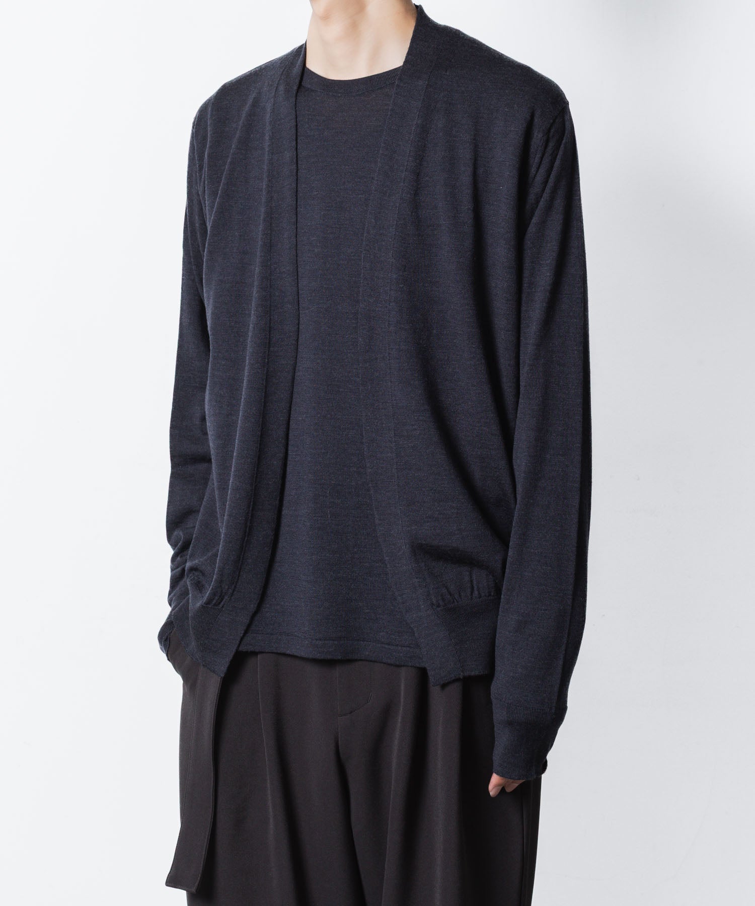 ATTACHMENT アタッチメント × JOHN SMEDLEYの× JOHN SMEDLEY MERINO EXTRAFINE BUTTONLESS V NECK CARDIGAN - D.NAVYの公式通販サイトsession福岡セレクトショップ