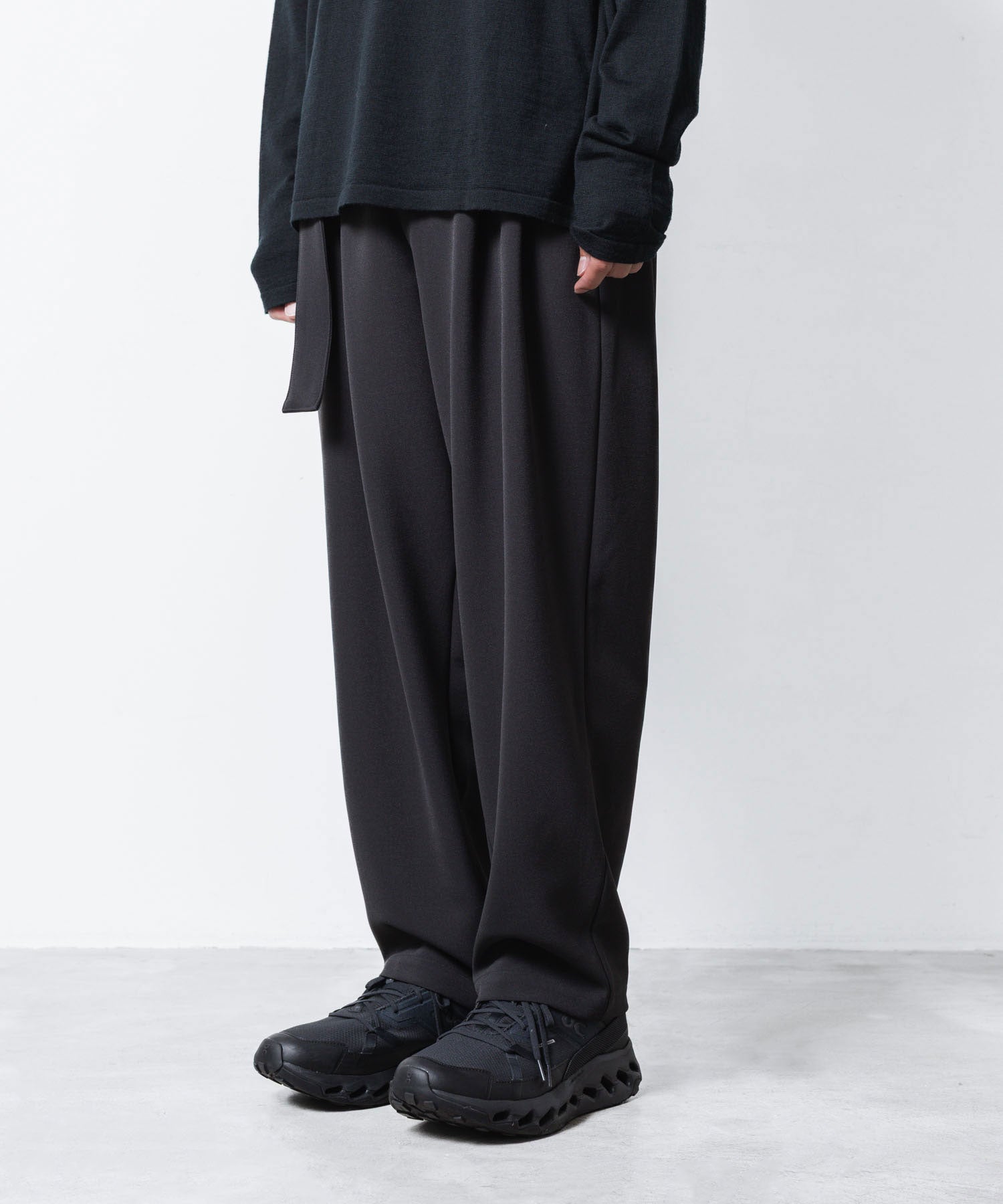 ATTACHMENT アタッチメントのPE STRETCH DOUBLE CLOTH BELTED WIDE TAPERD TROUSERS - D.GRAYの公式通販サイトsession福岡セレクトショップ