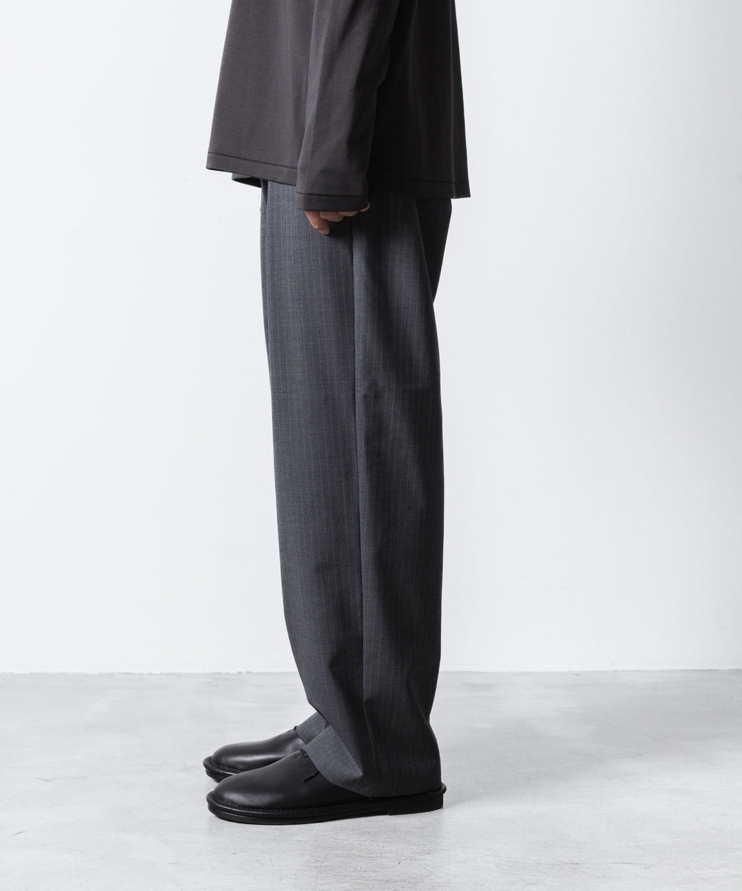 ATTACHMENT アタッチメントのT/W/SI STRETCH GABARDINE 1TUCK EASY TROUSERS - S.GRAYの公式通販サイトsession福岡セレクトショップ
