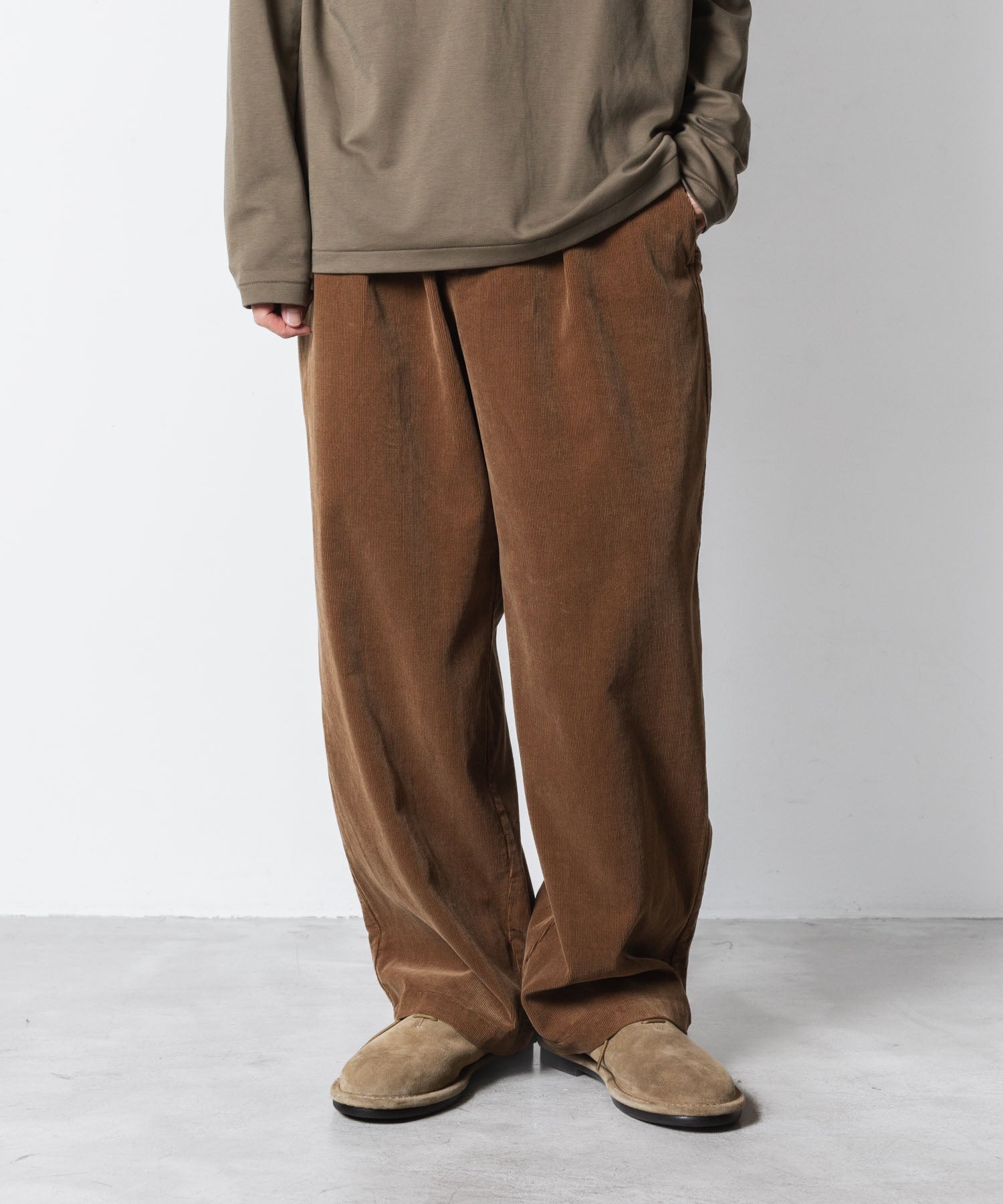 ATTACHMENT アタッチメントのFINX CO CORDUROY 1TUCK WIDE TROUSERS - CAMELの公式通販サイトsession福岡セレクトショップ