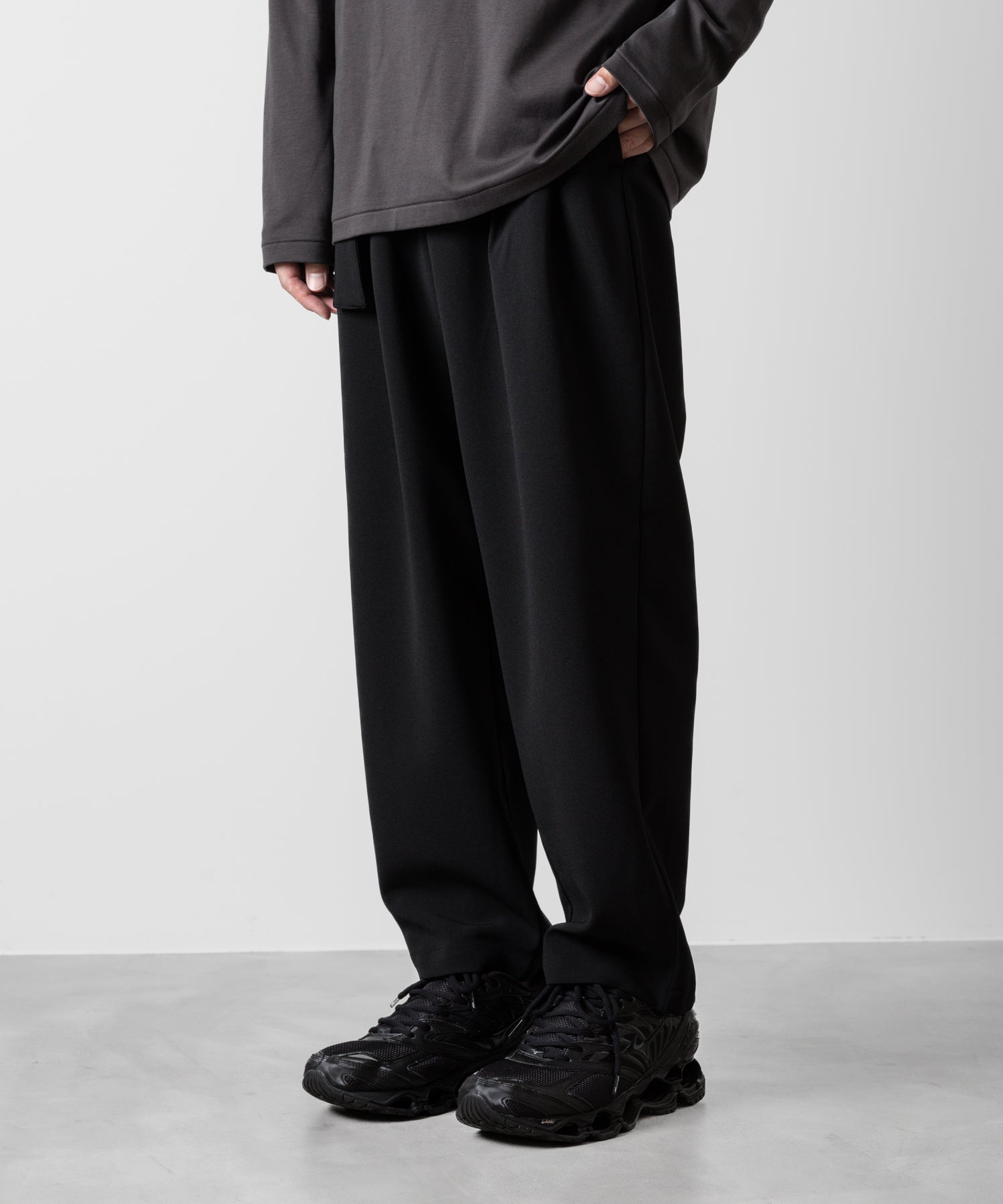 ATTACHMENT アタッチメントのPE STRETCH DOUBLE CLOTH BELTED TAPERED FIT TROUSERS - BLACK 公式通販サイトsession福岡セレクトショップ