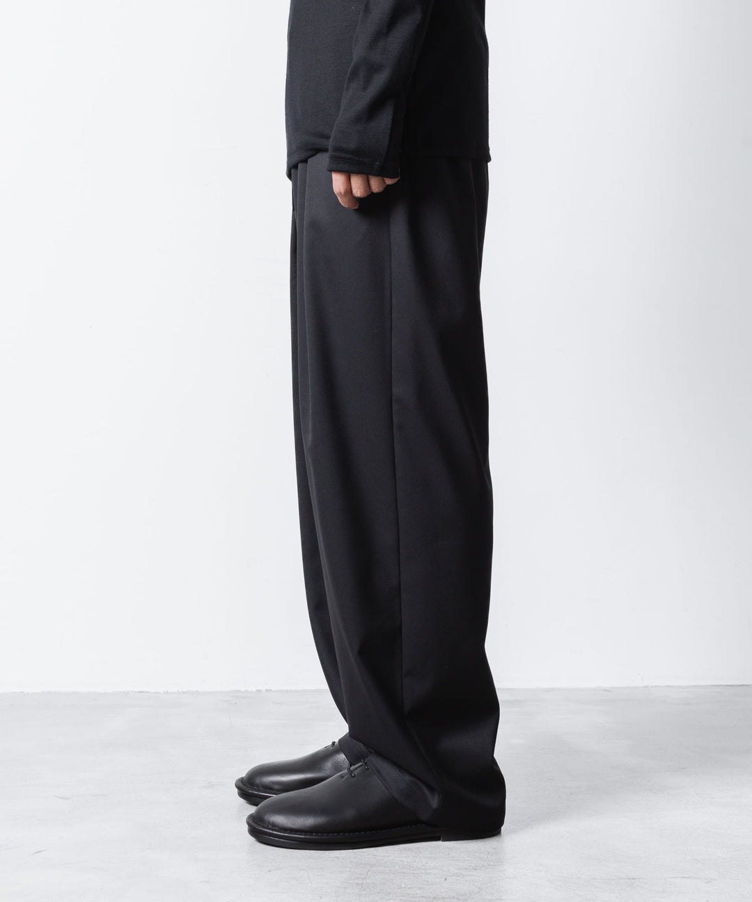 ATTACHMENT アタッチメントのT/W/SI STRETCH GABARDINE 1TUCK EASY TROUSERS - BLACKの公式通販サイトsession福岡セレクトショップ
