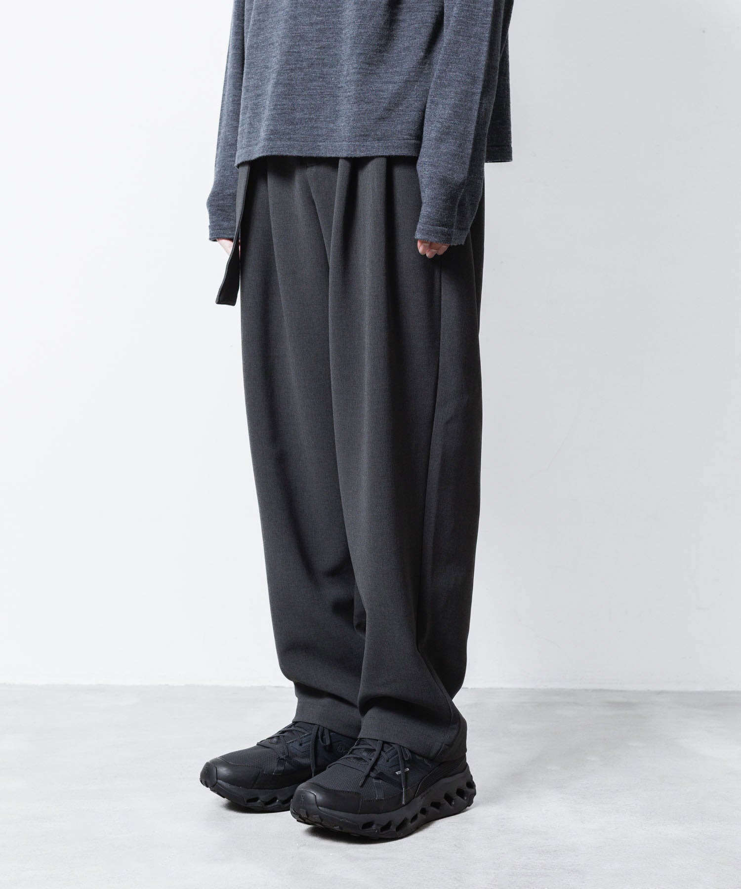 ATTACHMENT アタッチメントのPE STRETCH DOUBLE CLOTH BELTED WIDE TAPERD TROUSERS - X.GRAYの公式通販サイトsession福岡セレクトショップ