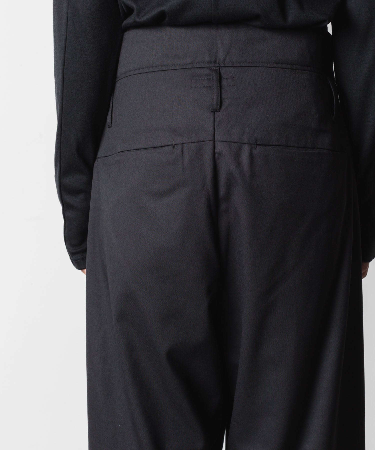 ATTACHMENT アタッチメントのT/W/SI STRETCH GABARDINE FLAP TROUSERS - BLACKの公式通販サイトsession福岡セレクトショップ