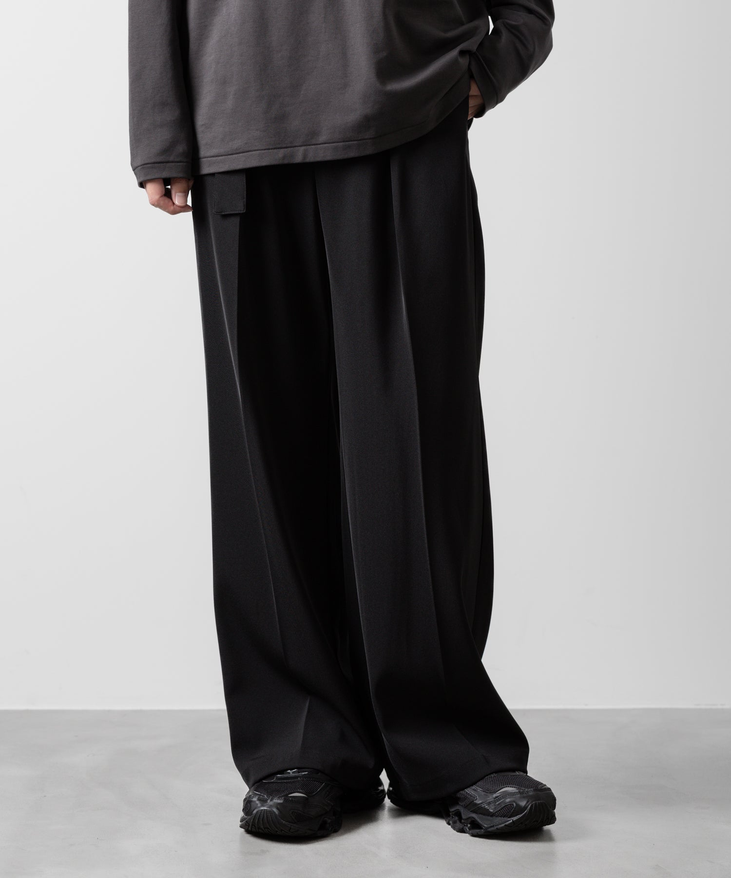 ATTACHMENT アタッチメントのPE STRETCH TWILL BELTED WIDE FIT TROUSERS - BLACKの公式通販サイトsession福岡セレクトショップ