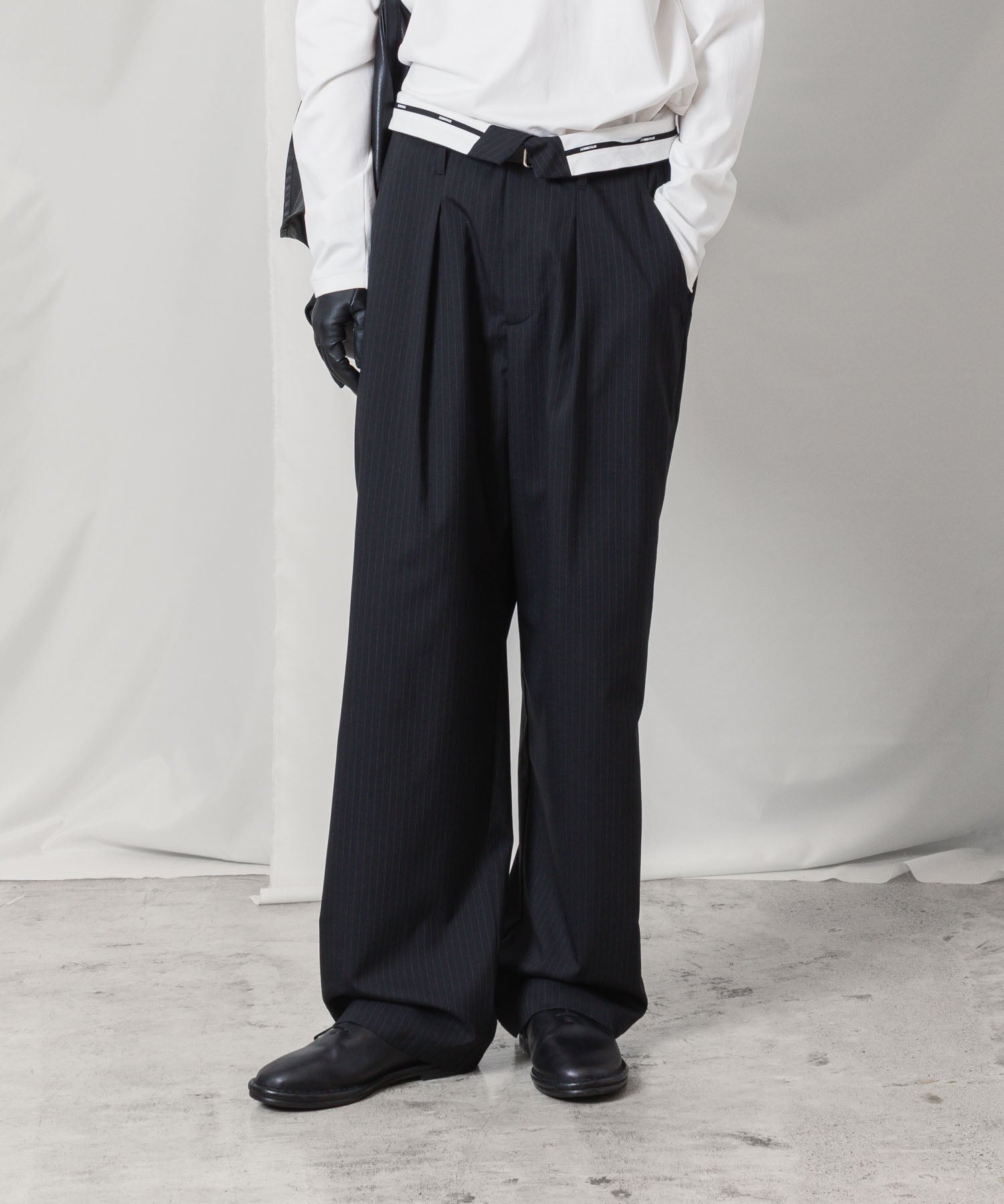ATTACHMENT アタッチメントのT/W/SI STRETCH GABARDINE FLAP TROUSERS - S.BLACKの公式通販サイトsession福岡セレクトショップ