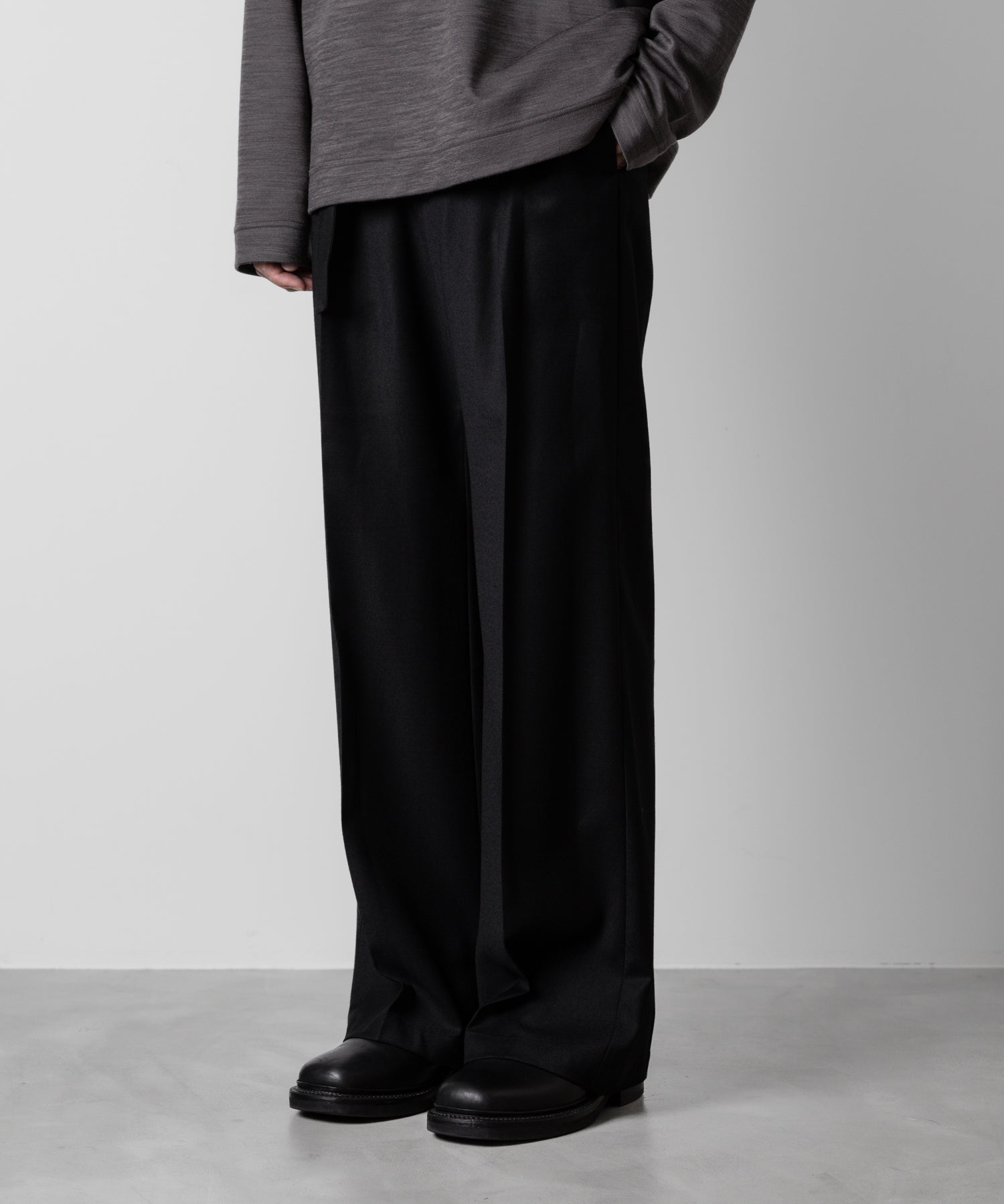 ATTACHMENT アタッチメントのWASHABLE WO/PE STRETCH SAXONY BELTED WIDE TROUSERS - BLACK 公式通販サイトsession福岡セレクトショップ