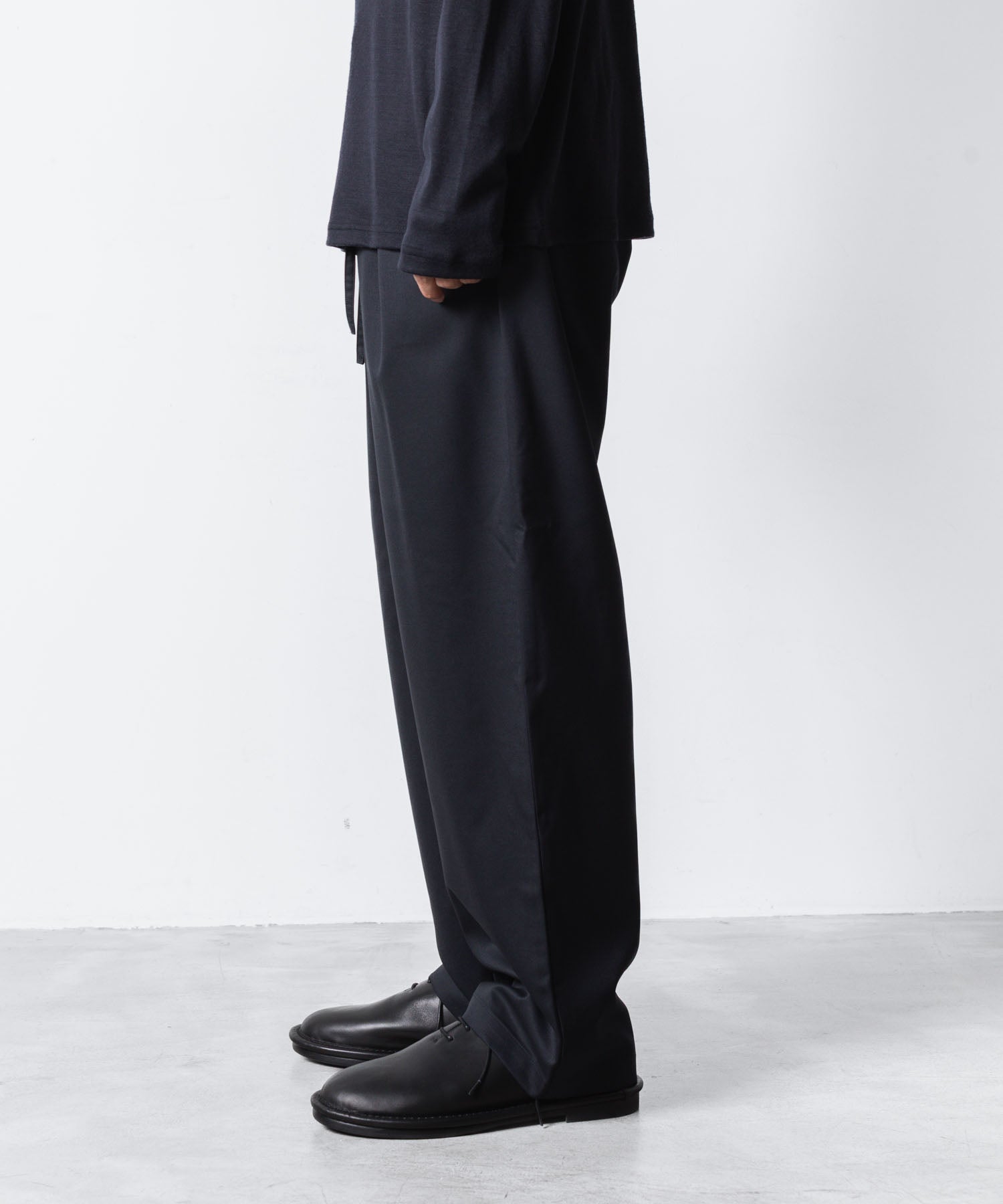 ATTACHMENT アタッチメントのT/W/SI STRETCH GABARDINE 1TUCK EASY TROUSERS - D.NAVYの公式通販サイトsession福岡セレクトショップ