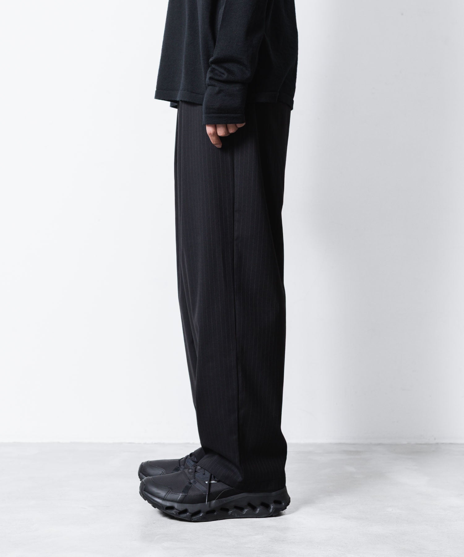 ATTACHMENT アタッチメントのT/W/SI STRETCH GABARDINE 1TUCK EASY TROUSERS - S.BLACKの公式通販サイトsession福岡セレクトショップ