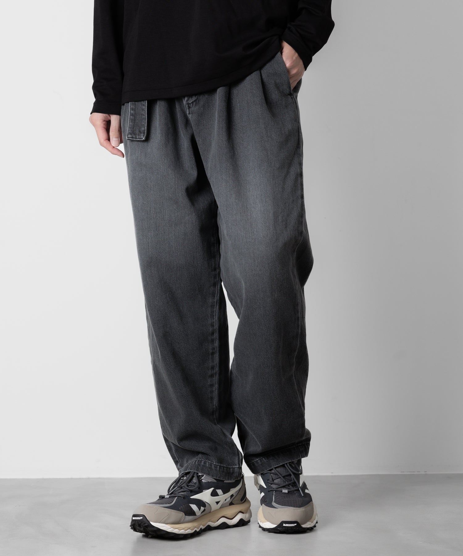 ATTACHMENT アタッチメントの11oz DENIM BELTED TAPERED FIT TROUSERS - BLACK 公式通販サイトsession福岡セレクトショップ