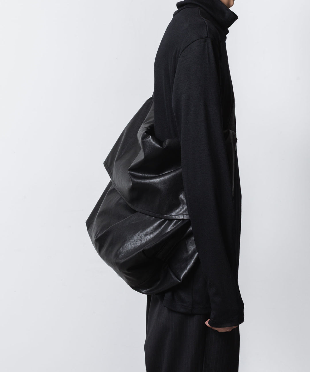 ATTACHMENT アタッチメントのSYNTHETIC LEATHER SHOULDER BAG - BLACKの公式通販サイトsession福岡セレクトショップ
