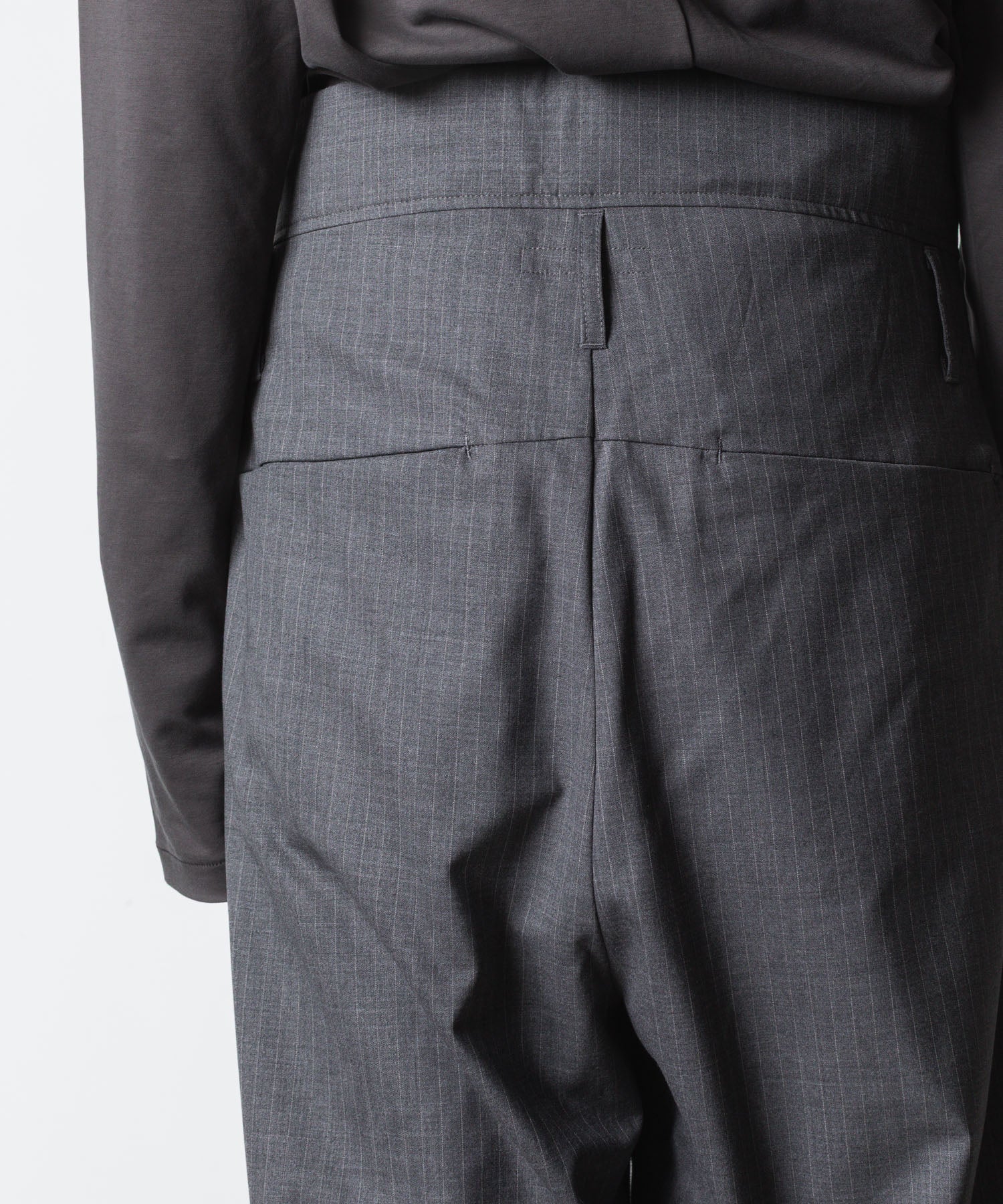 ATTACHMENT アタッチメントのT/W/SI STRETCH GABARDINE FLAP TROUSERS - S.GRAYの公式通販サイトsession福岡セレクトショップ