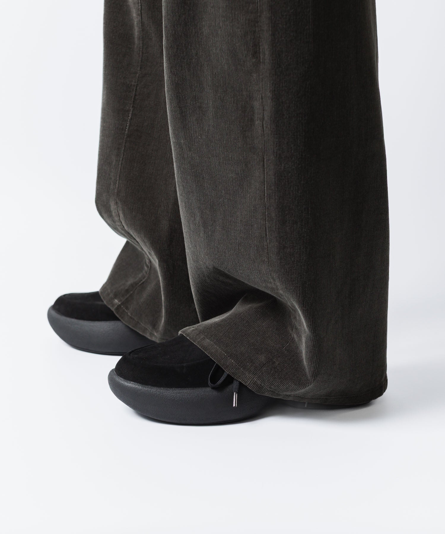 VEIN ヴェインのCOW LEATHER NUBUCK OVAL SOLE  TRAINER - BLACKの公式通販サイトsession福岡セレクトショップ