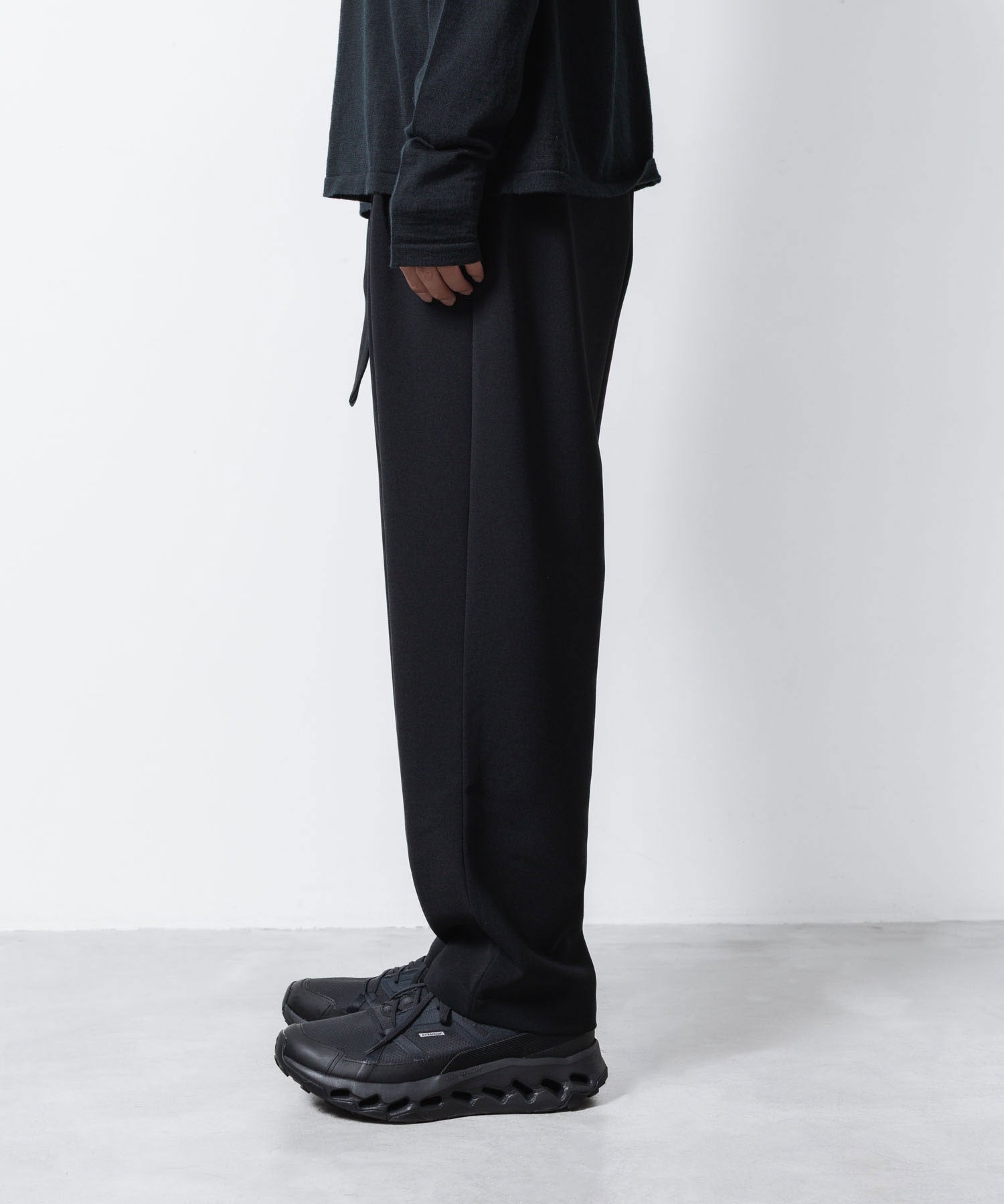 ATTACHMENT アタッチメントのPE STRETCH DOUBLE CLOTH BELTED WIDE TAPERD TROUSERS - BLACKの公式通販サイトsession福岡セレクトショップ