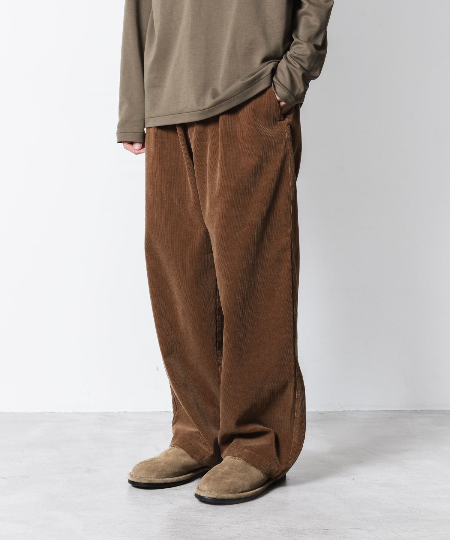 ATTACHMENT アタッチメントのFINX CO CORDUROY 1TUCK WIDE TROUSERS - CAMELの公式通販サイトsession福岡セレクトショップ